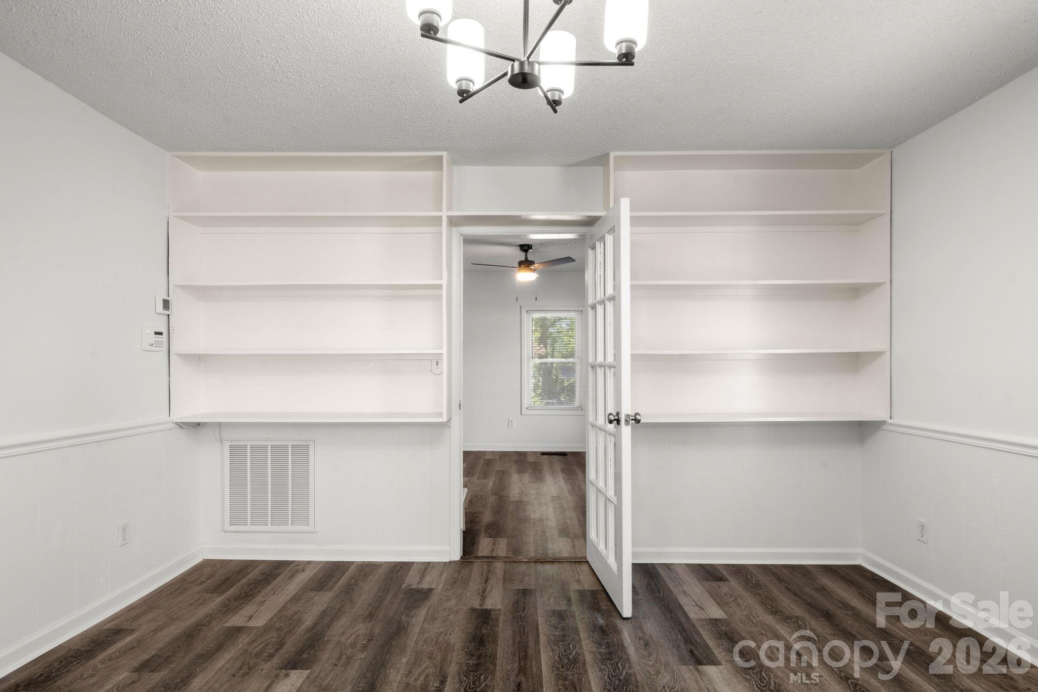 609 S Oak Street Property Photo 8