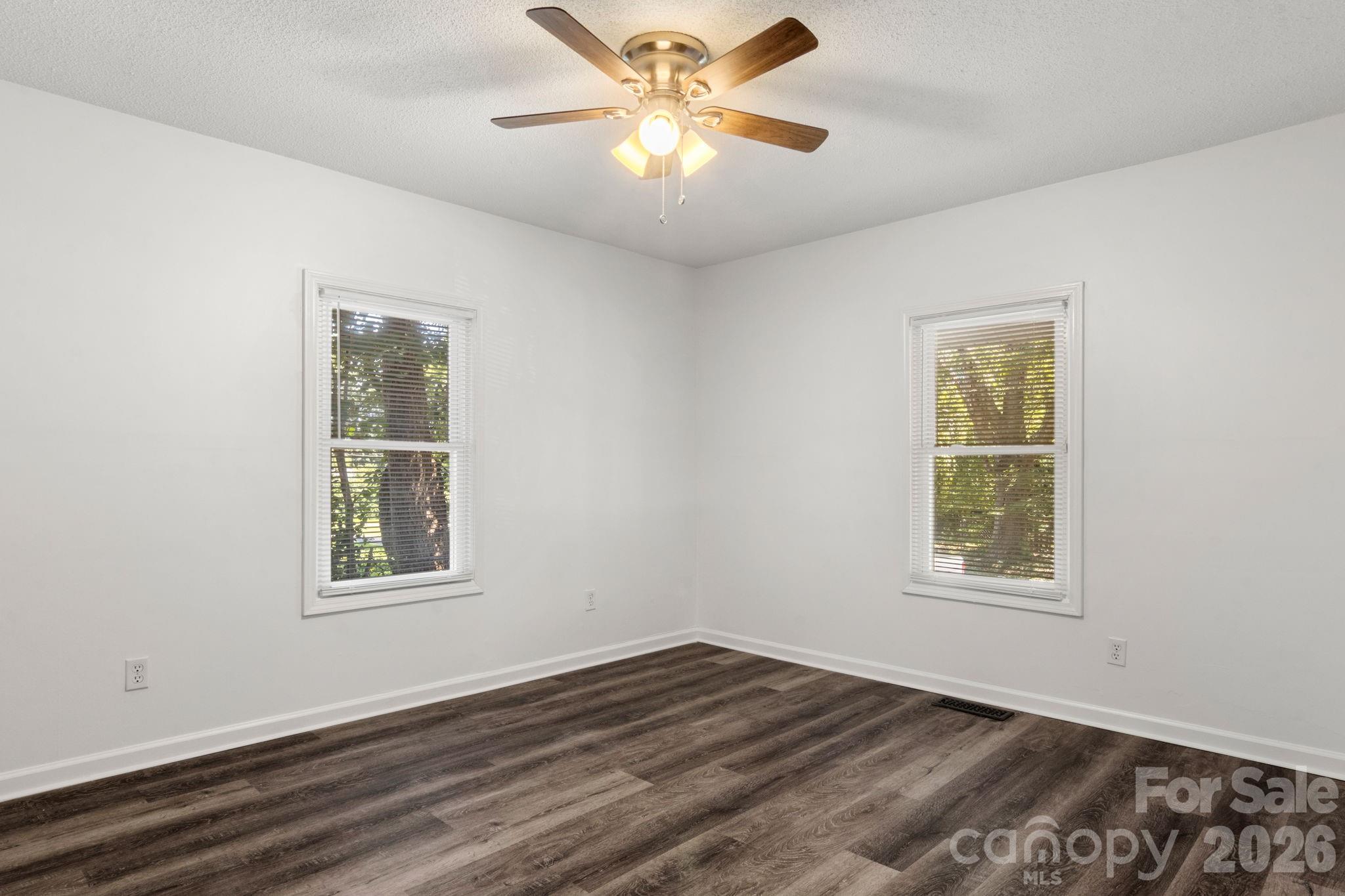 609 S Oak Street Property Photo 20