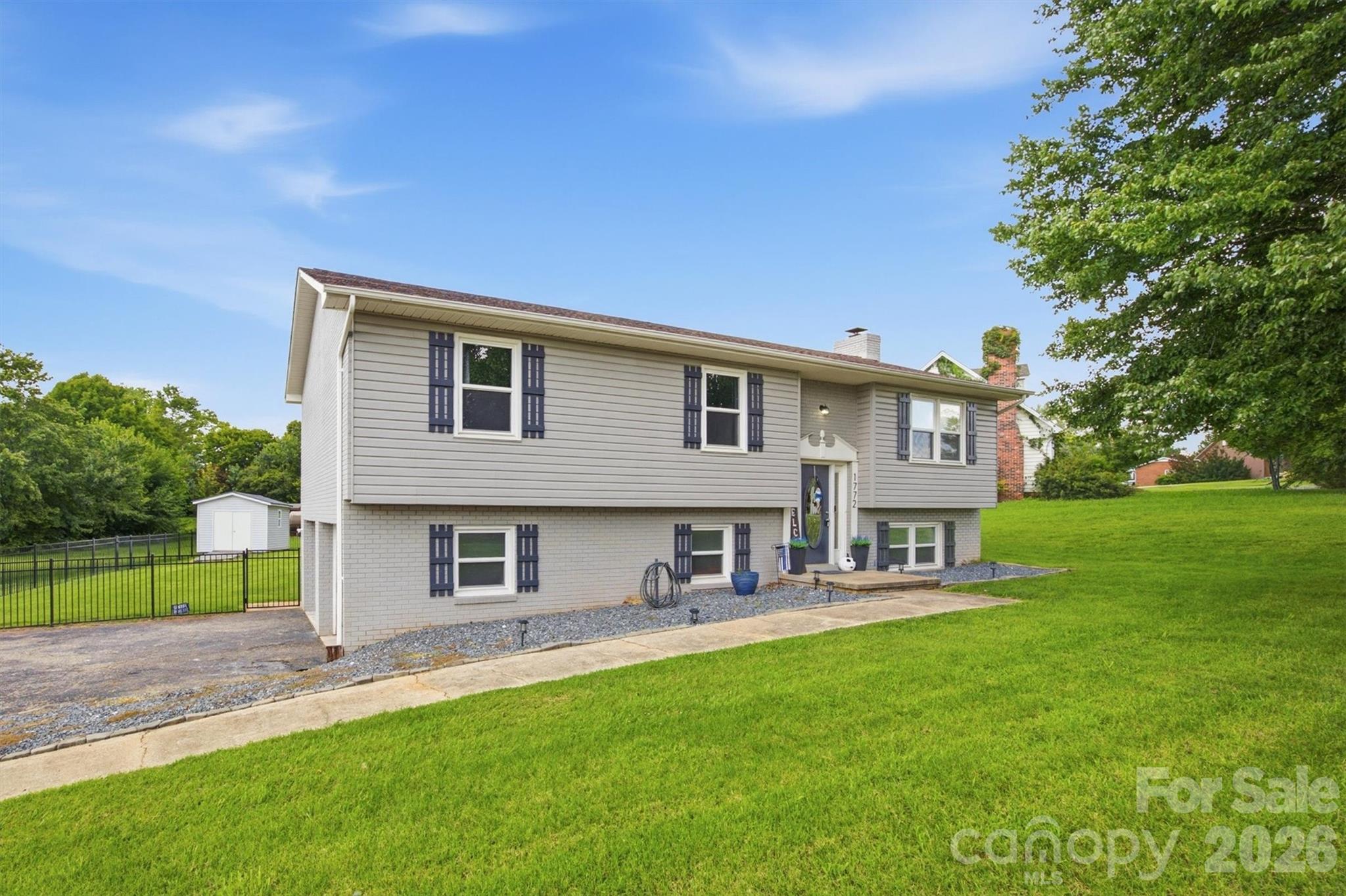 1772 Woodridge Circle Property Photo 4