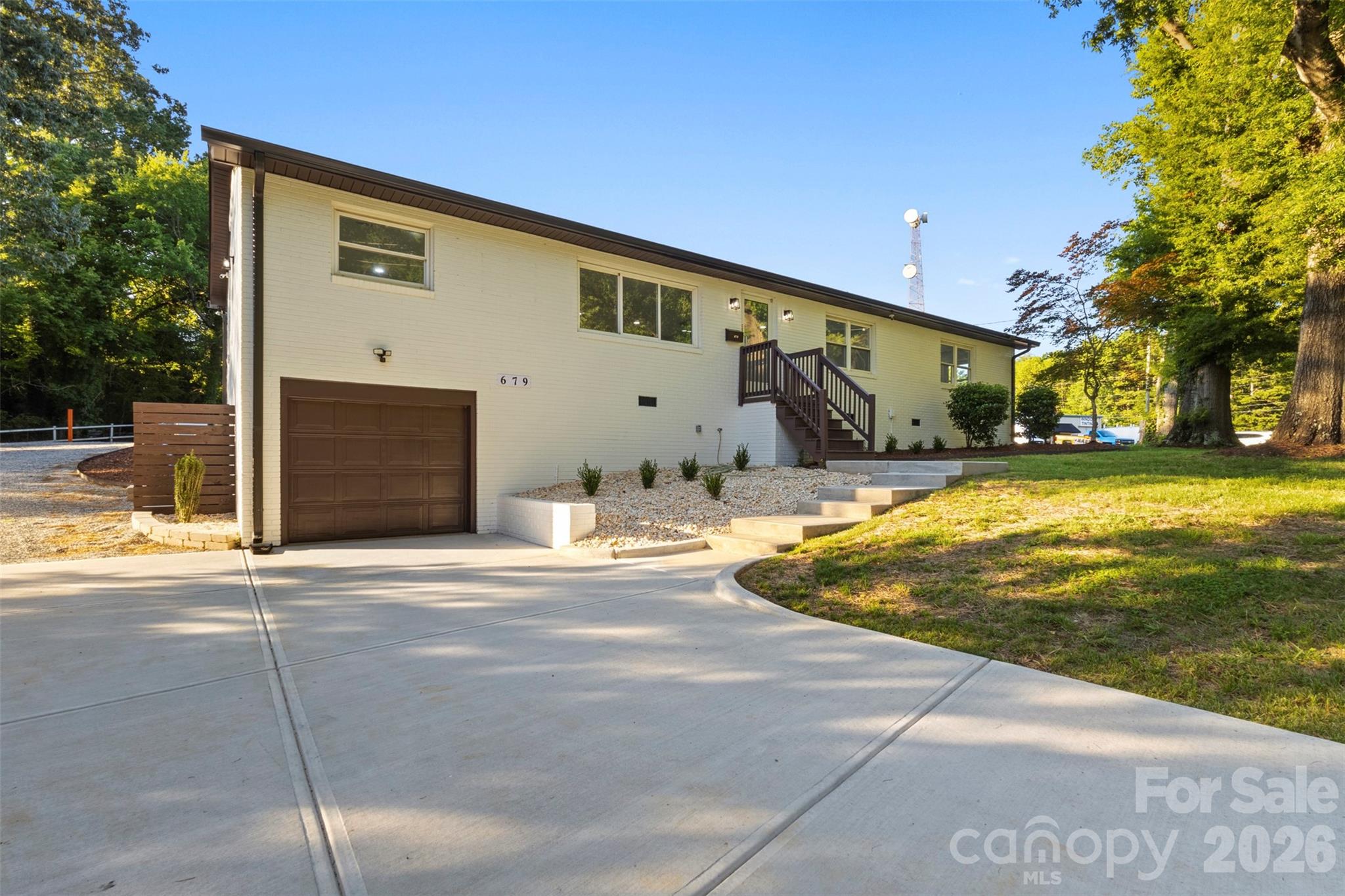 679 Oakridge Farm Highway Property Photo 2