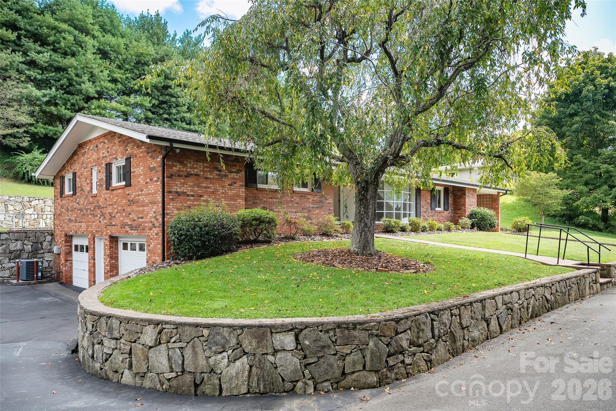 62 W Haywood Drive Property Photo 3