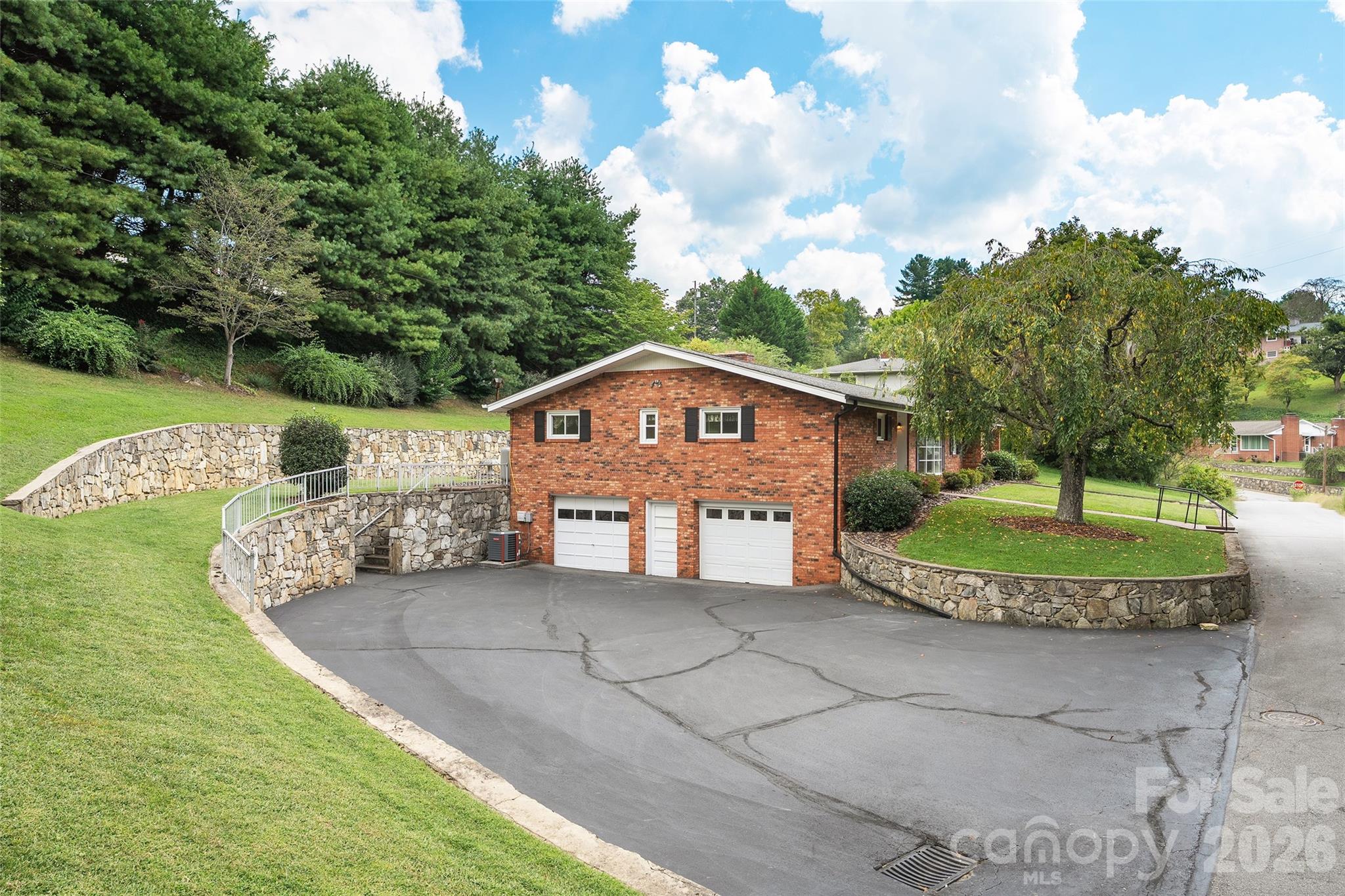 62 W Haywood Drive Property Photo 8