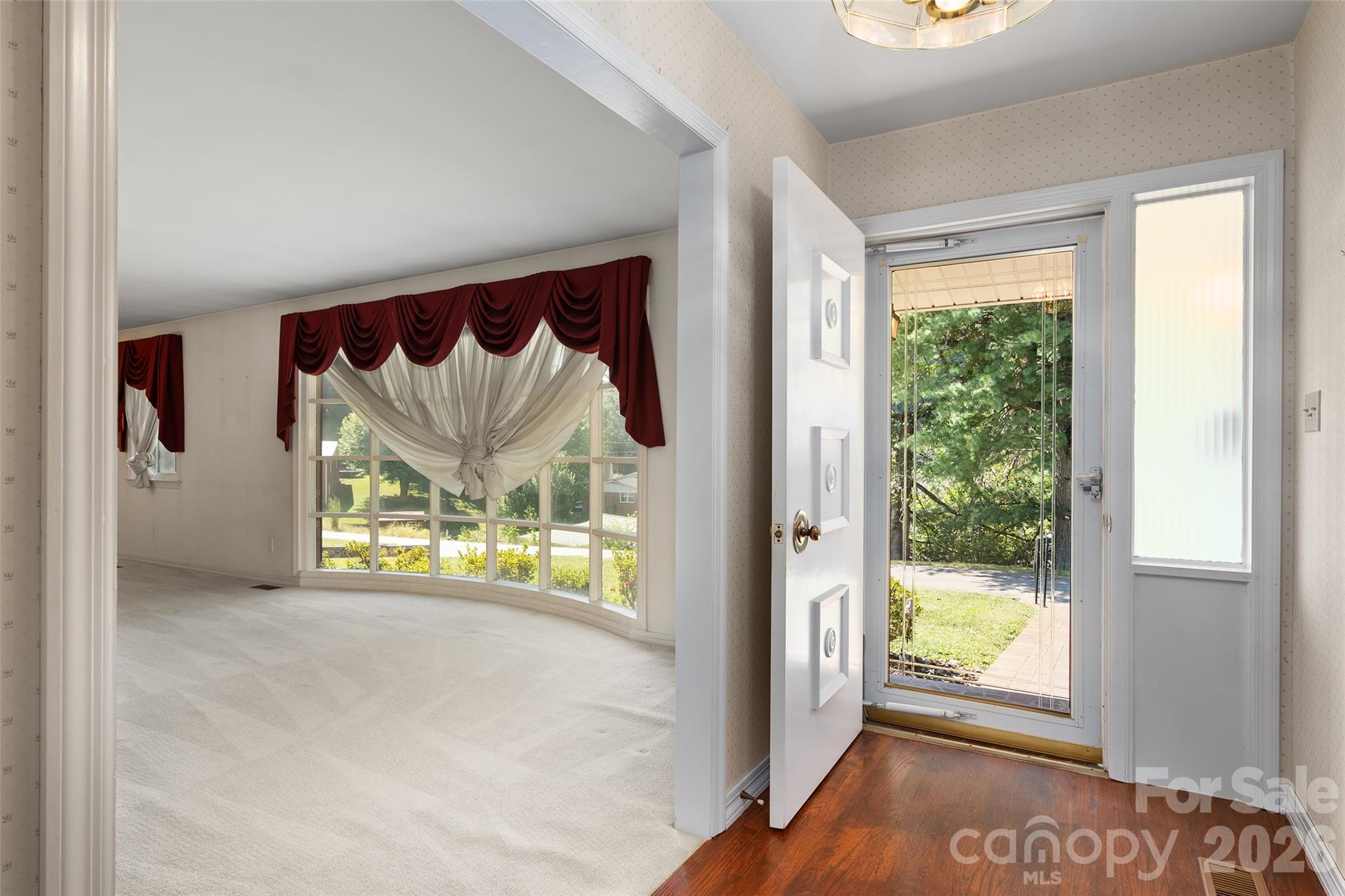 62 W Haywood Drive Property Photo 9