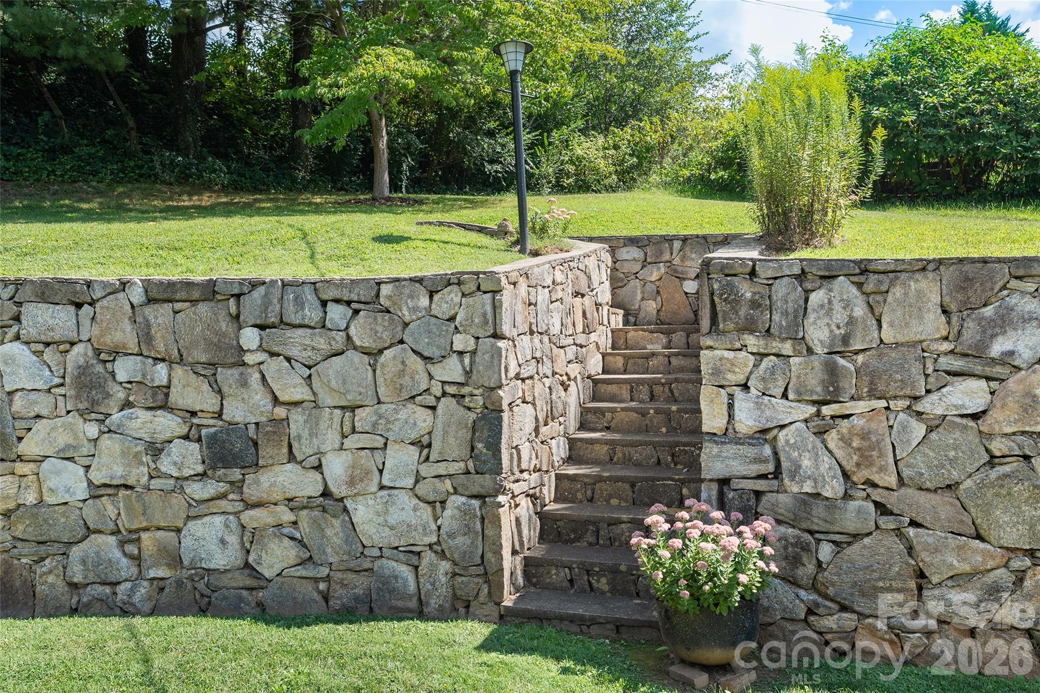 62 W Haywood Drive Property Photo 32
