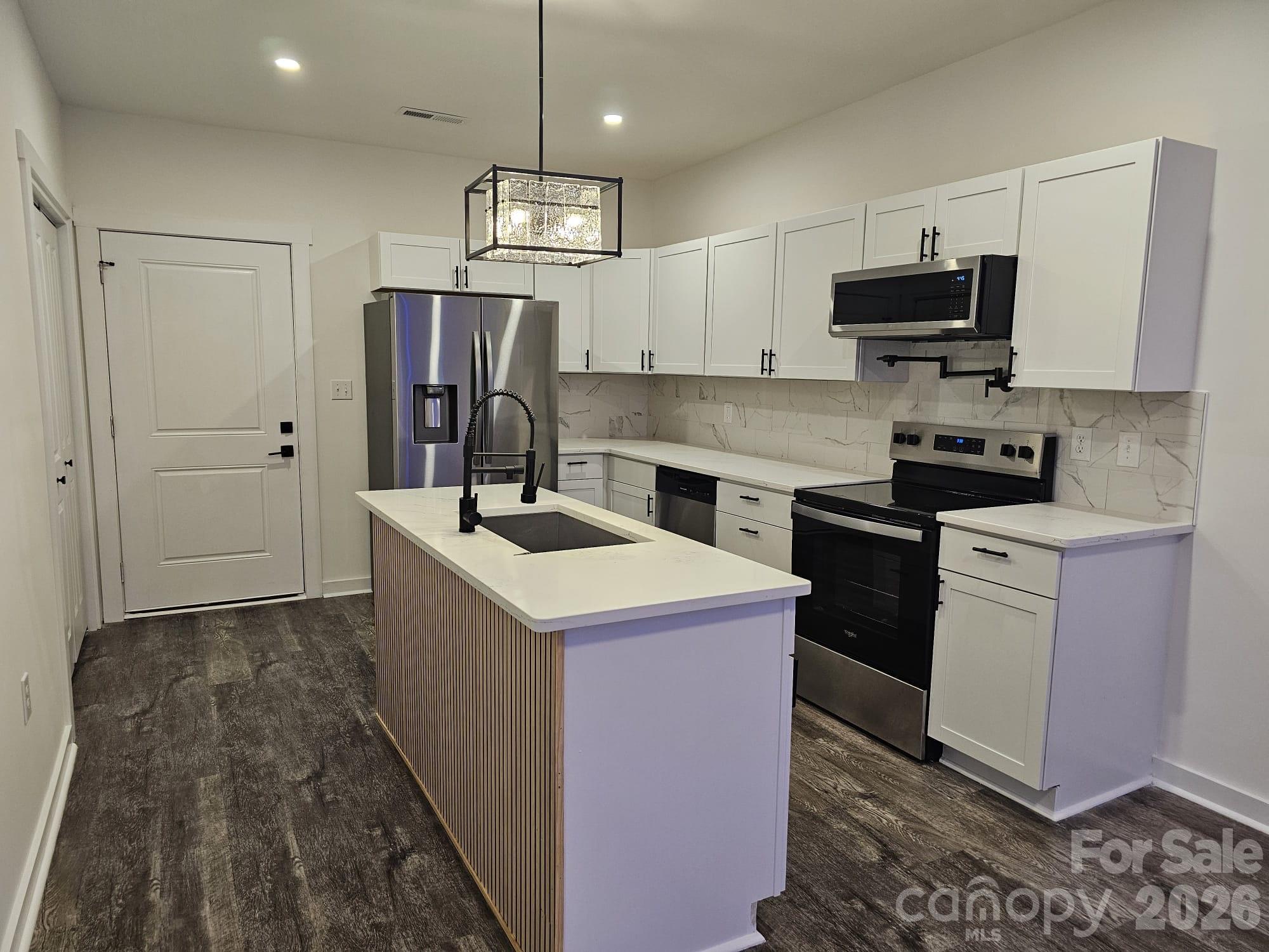 232 W 2nd Street Property Photo 4
