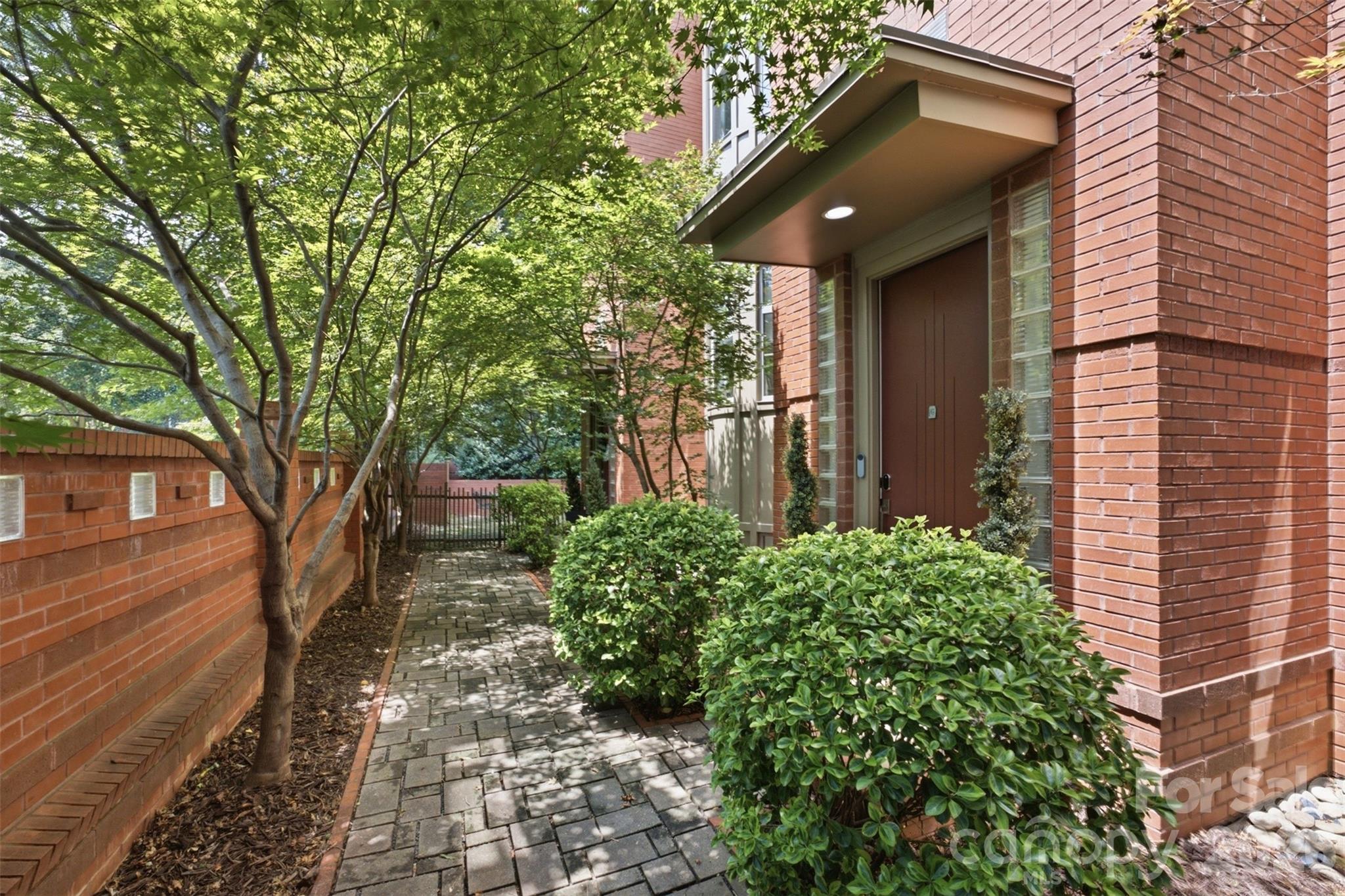 1938 Scott Avenue Property Photo 3