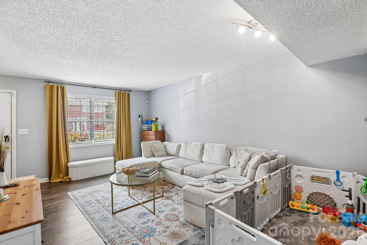 1300 Larchmont Place 303 Property Photo 1