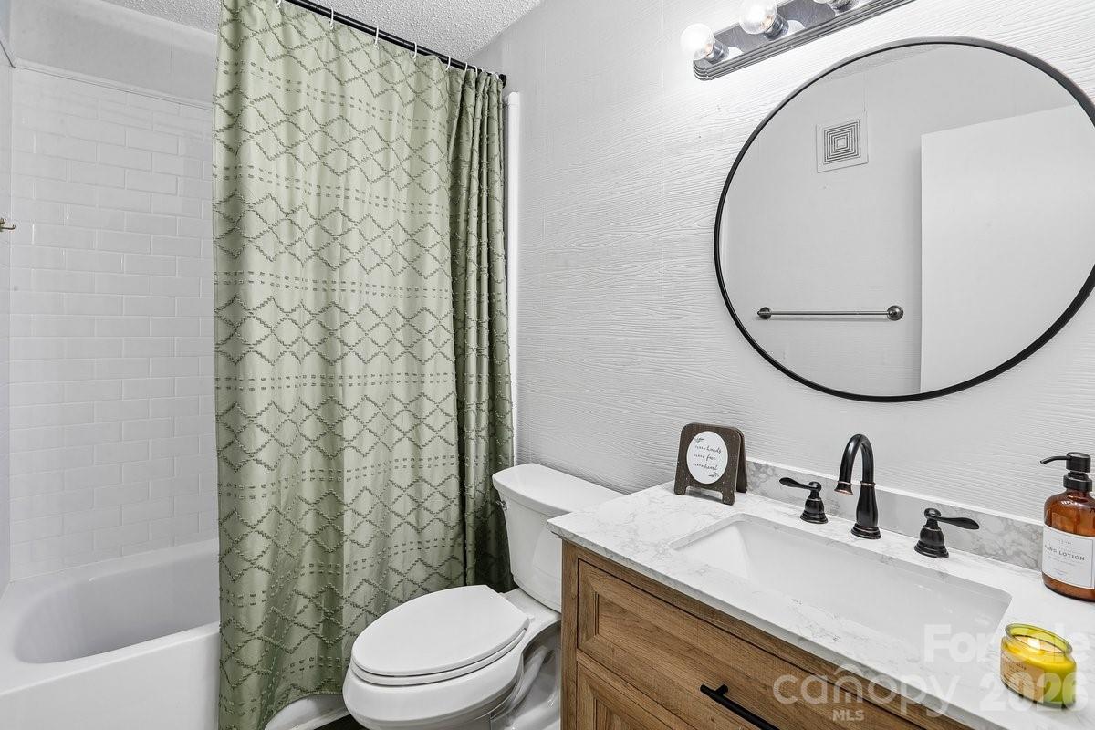 1300 Larchmont Place 303 Property Photo 8