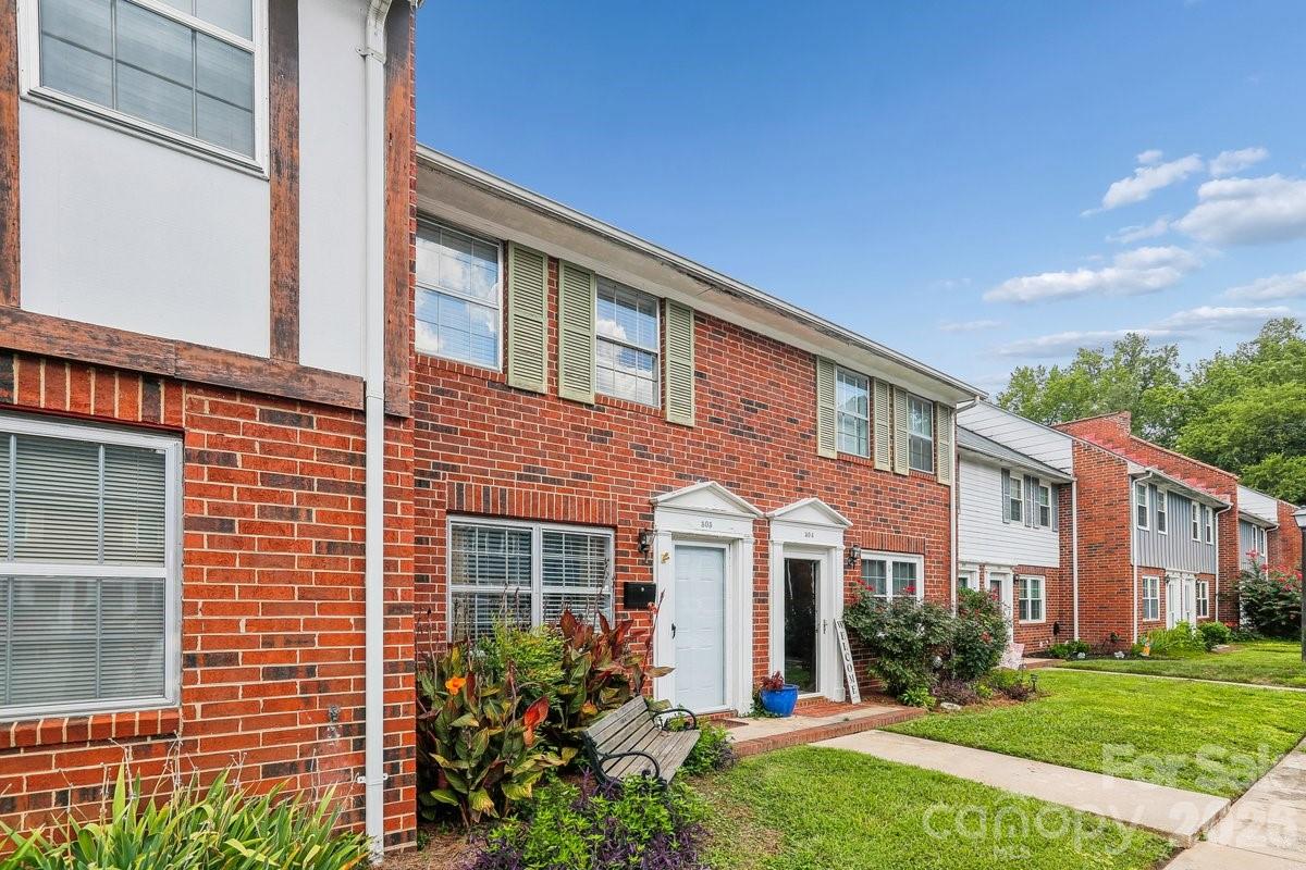 1300 Larchmont Place 303 Property Photo 11