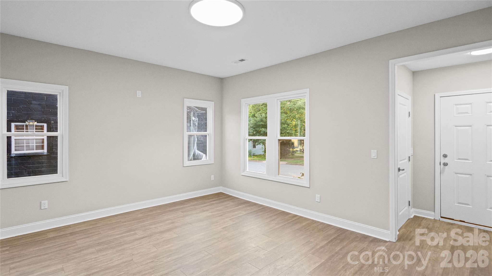633 Austin Street Property Photo 3