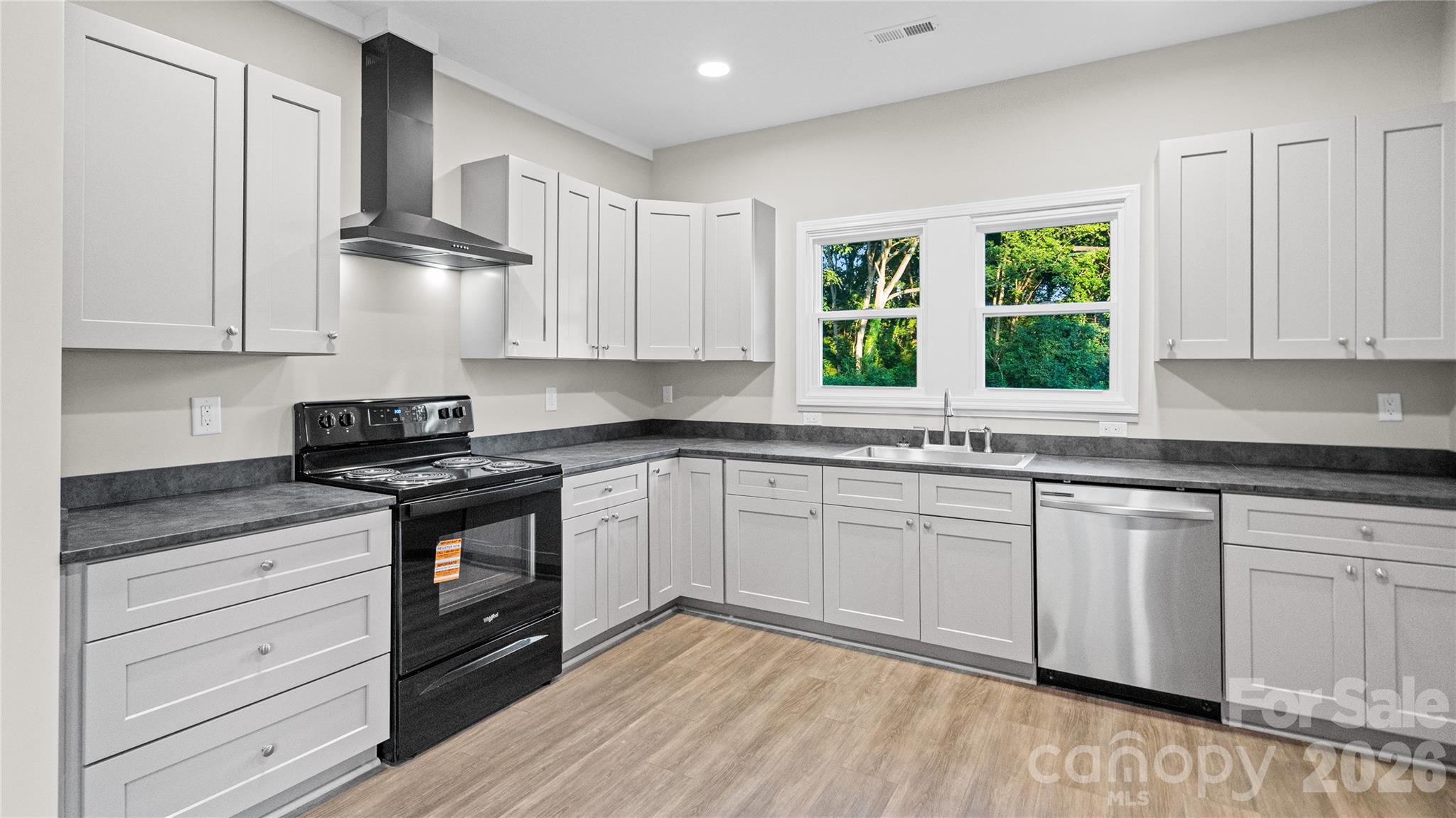 633 Austin Street Property Photo 8