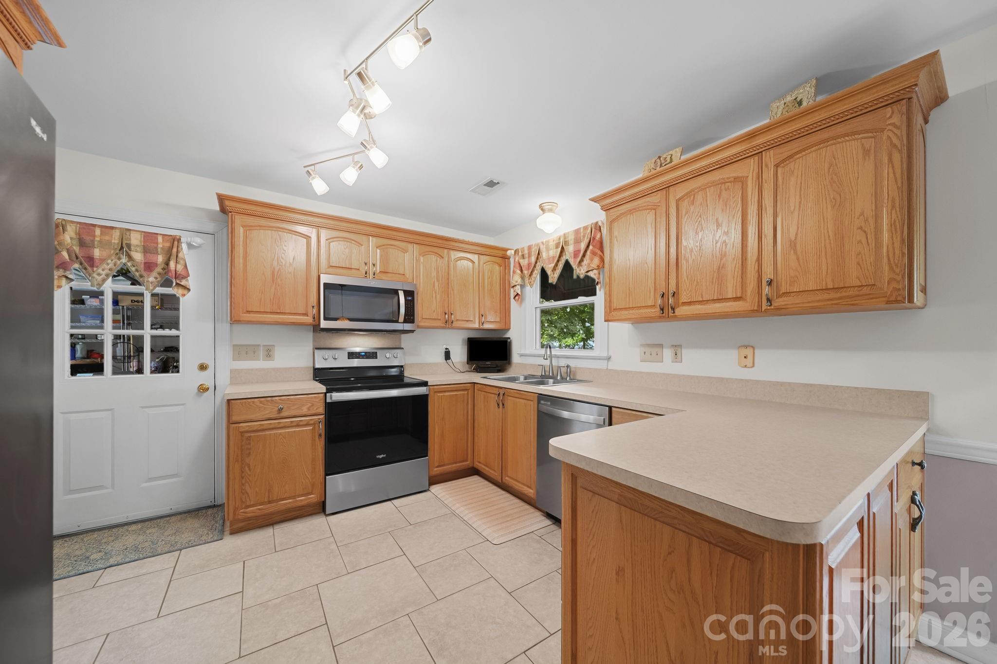 2527 Heathershire Lane Property Photo 8