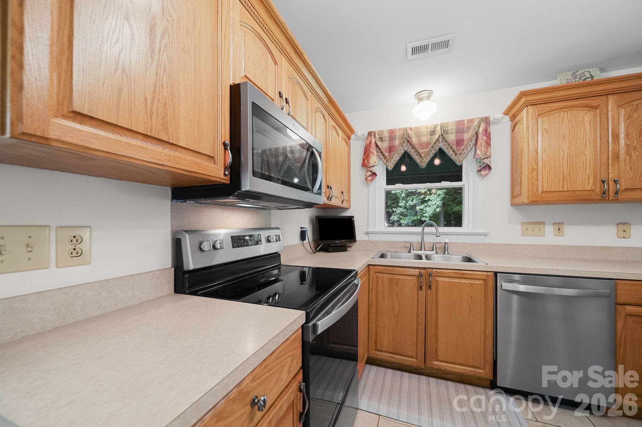 2527 Heathershire Lane Property Photo 9