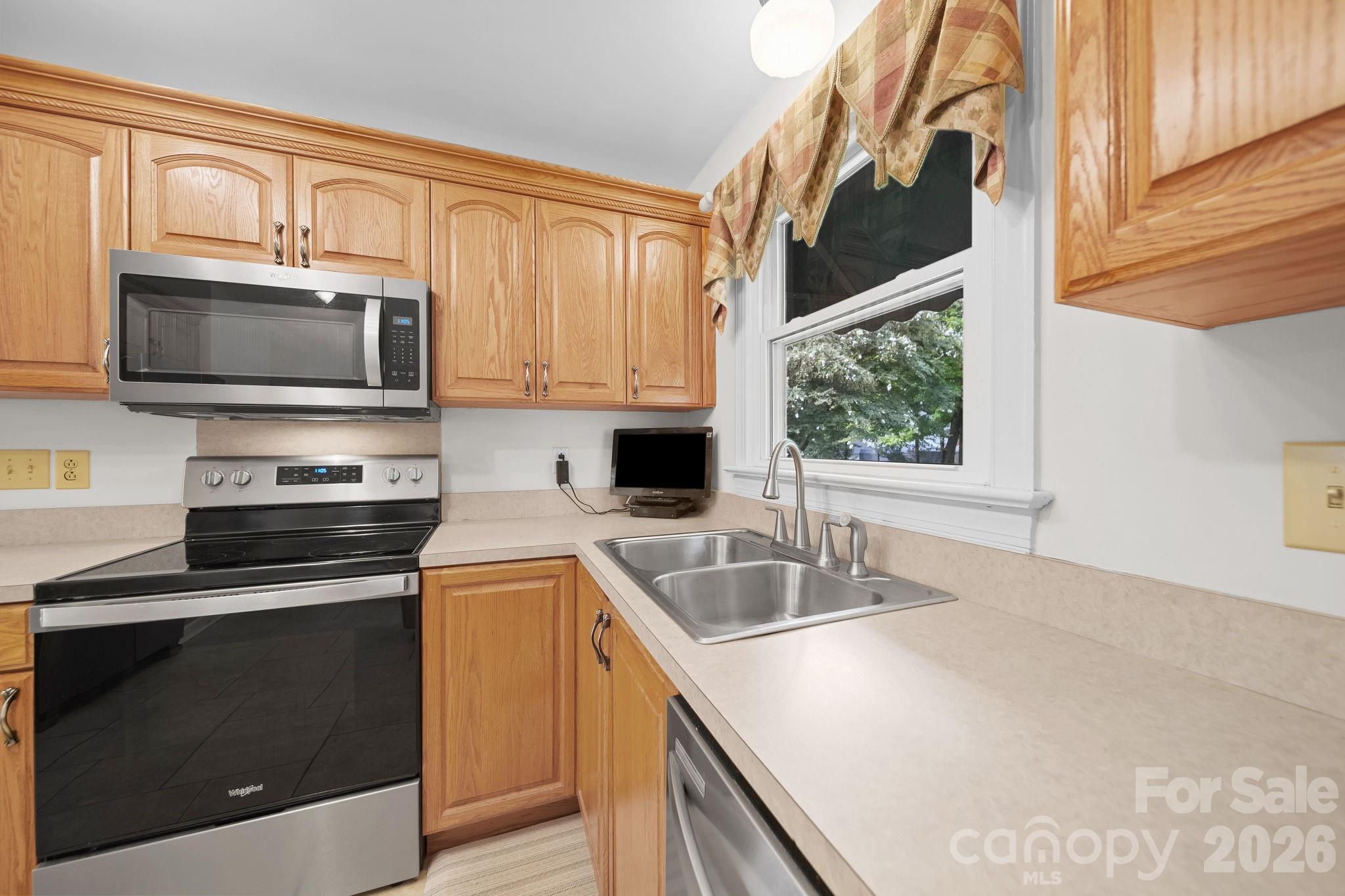 2527 Heathershire Lane Property Photo 11