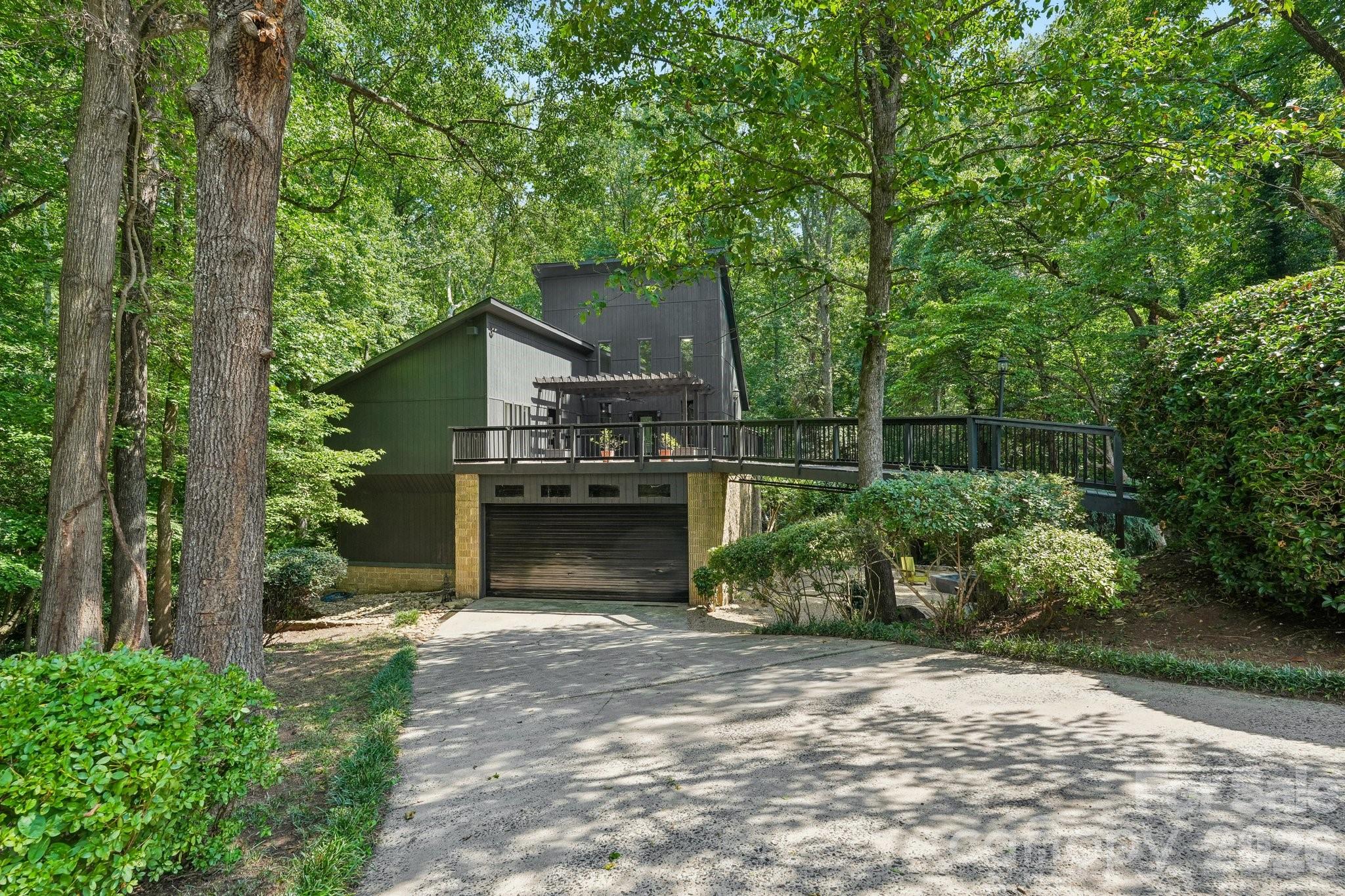 407 Robinwood Drive Property Photo 1