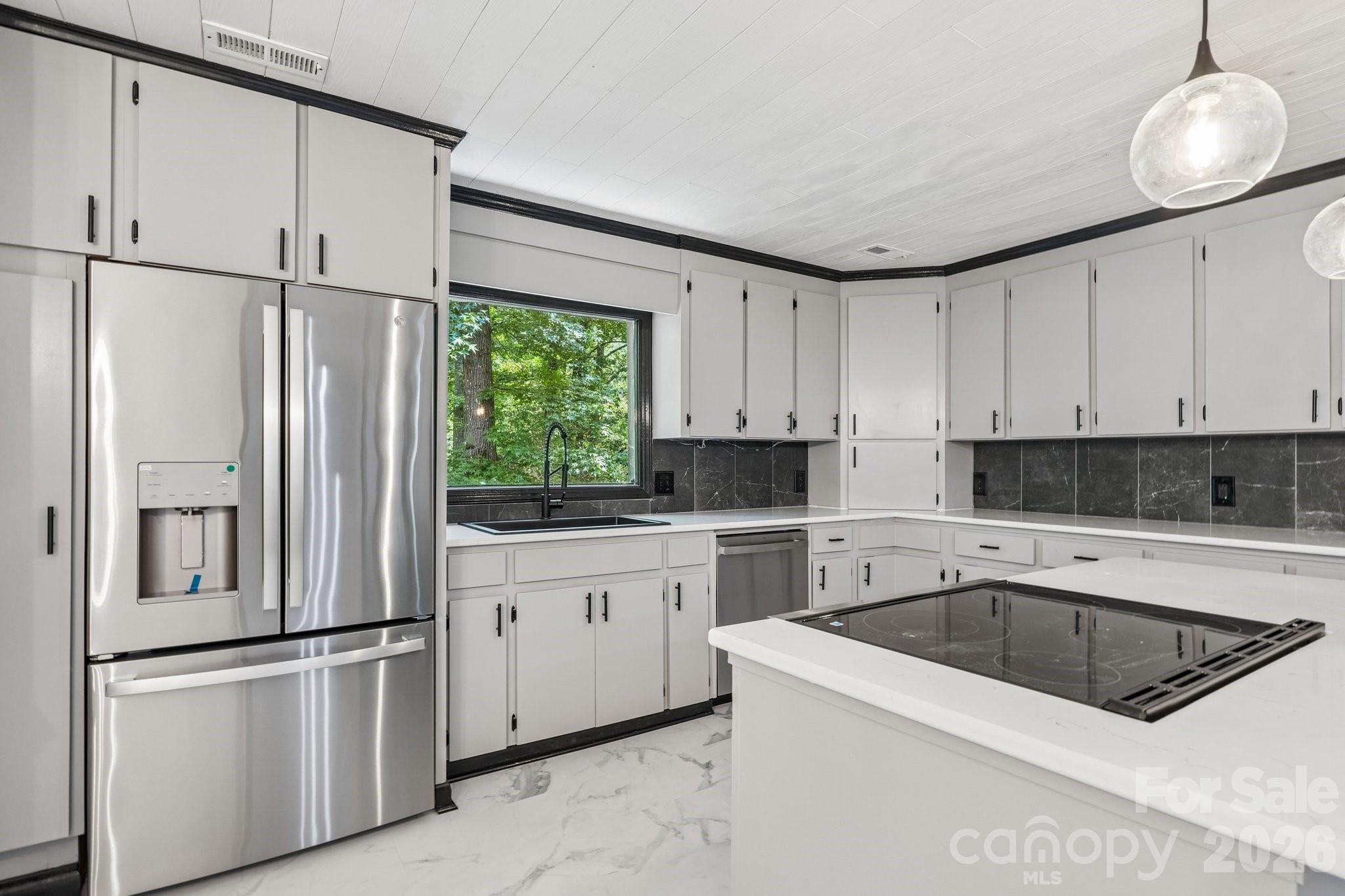 407 Robinwood Drive Property Photo 11