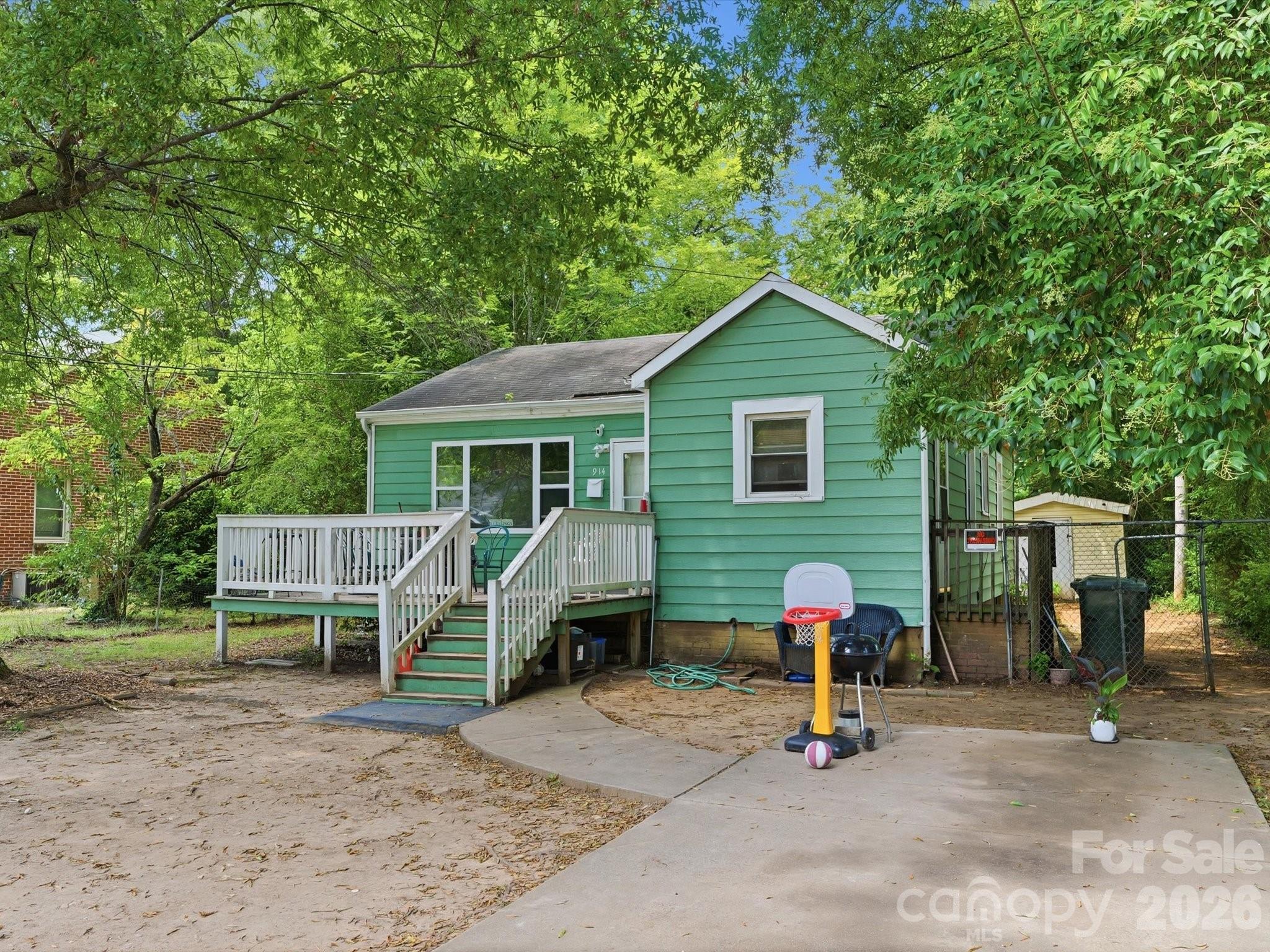 914 Martin Avenue Property Photo 1