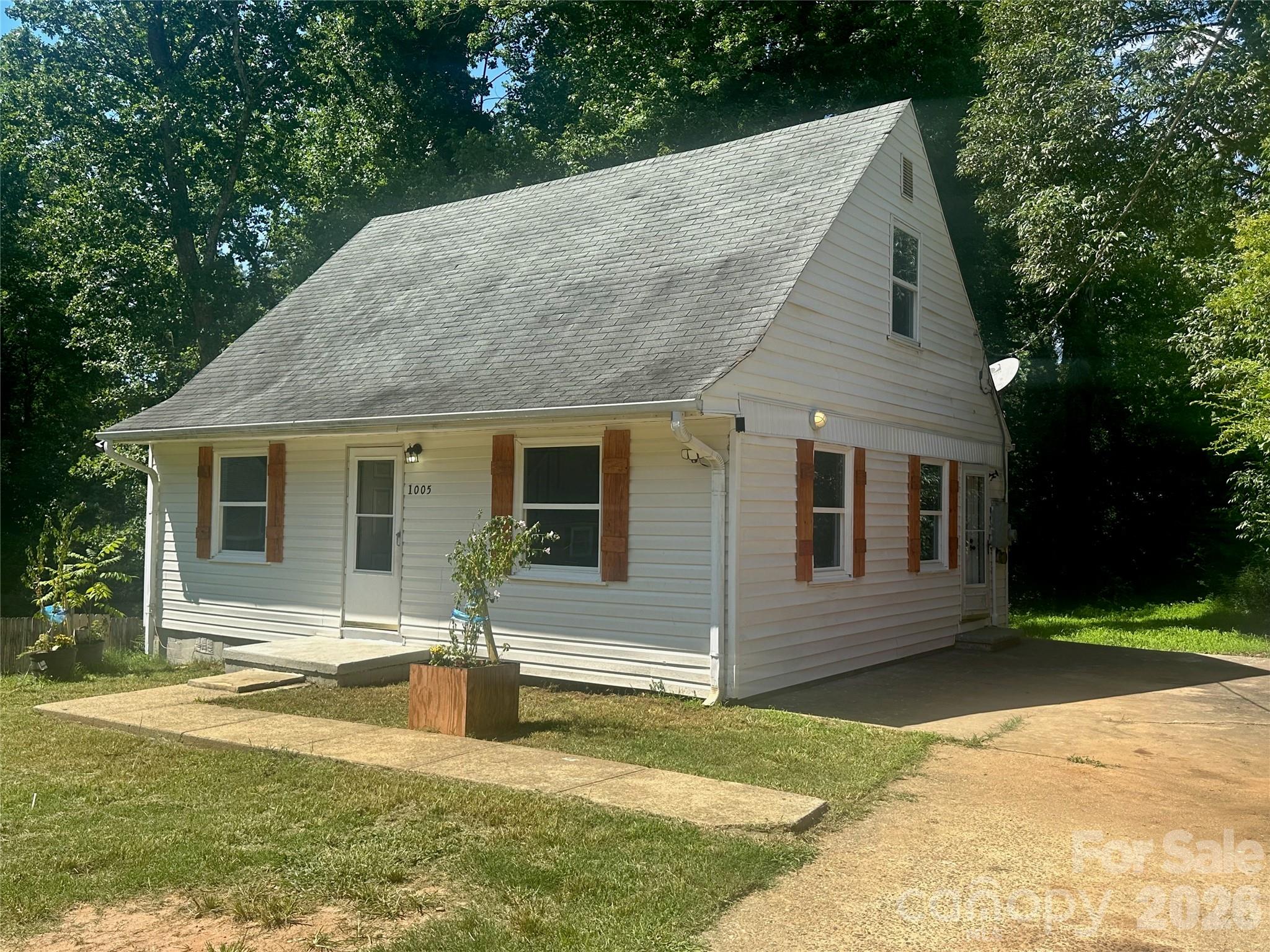 1005 William Drive Property Photo 1