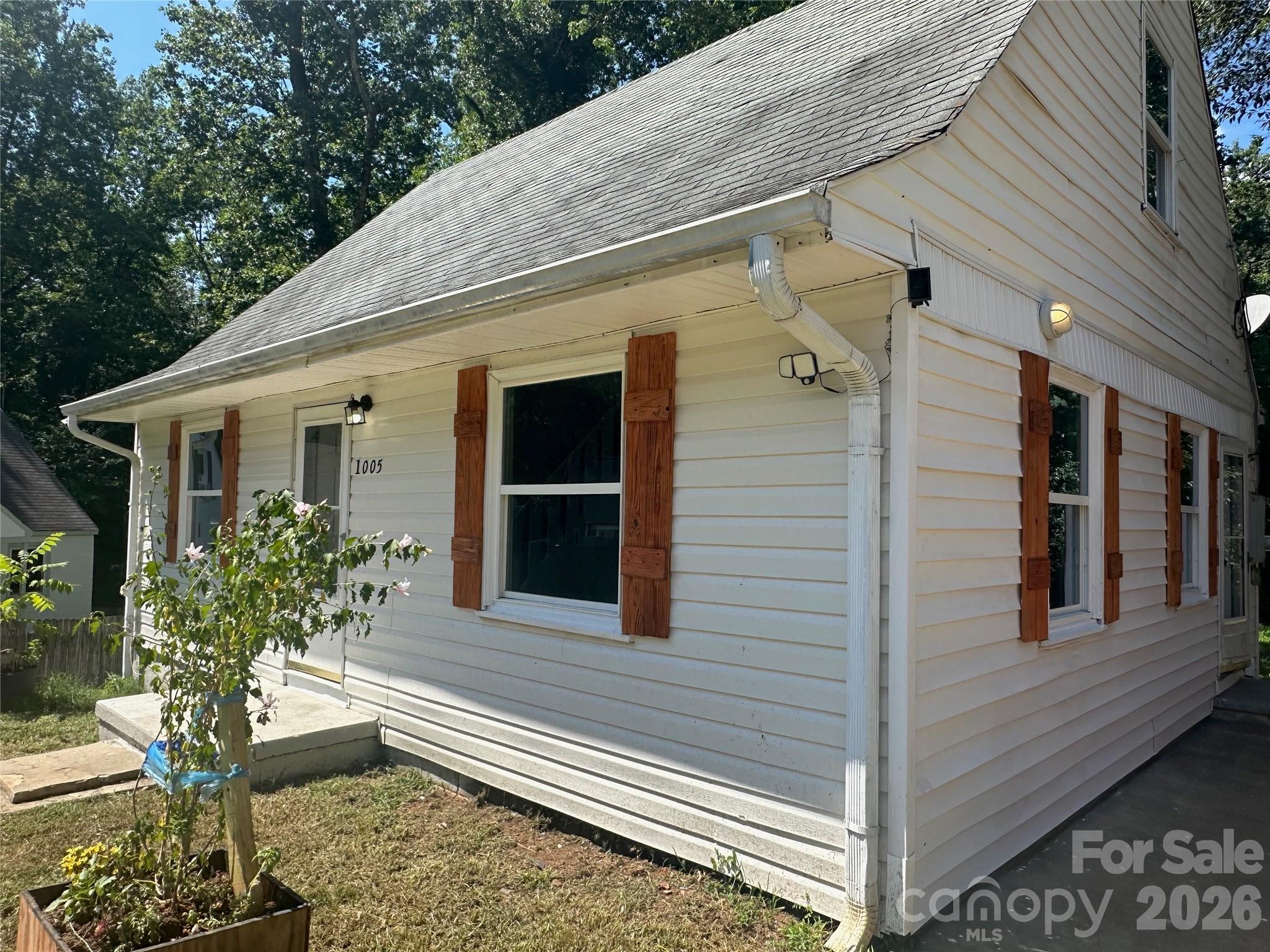 1005 William Drive Property Photo 3