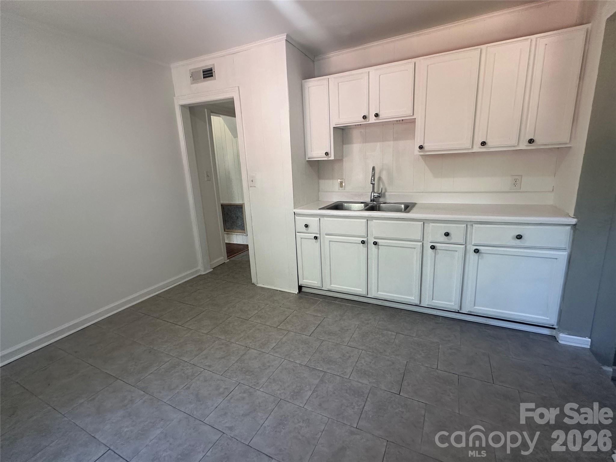 1005 William Drive Property Photo 14