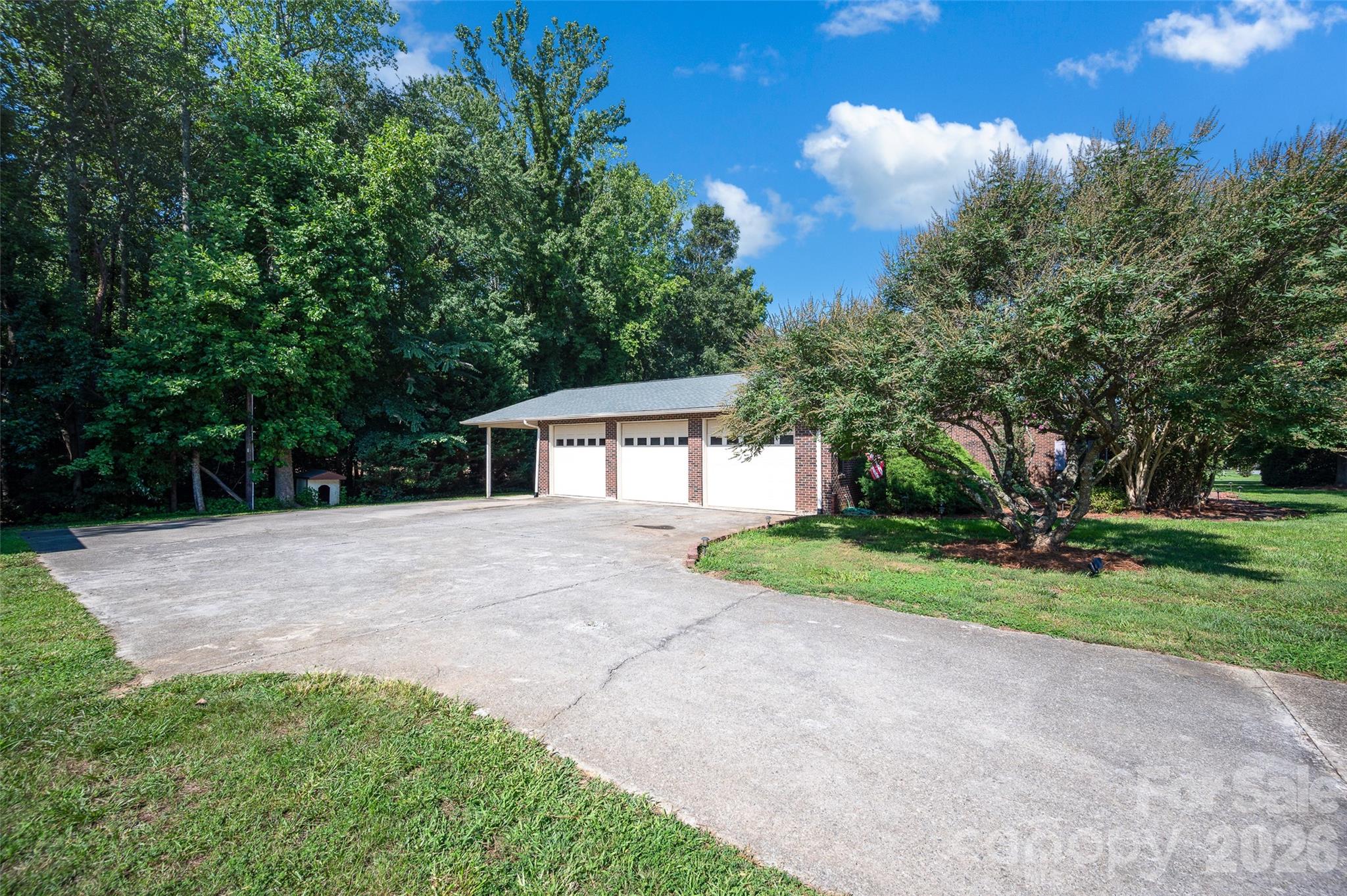 3959 Holly Springs Drive Property Photo 3