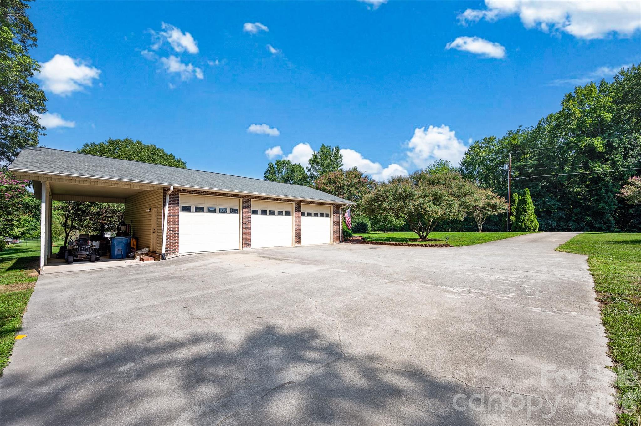 3959 Holly Springs Drive Property Photo 4