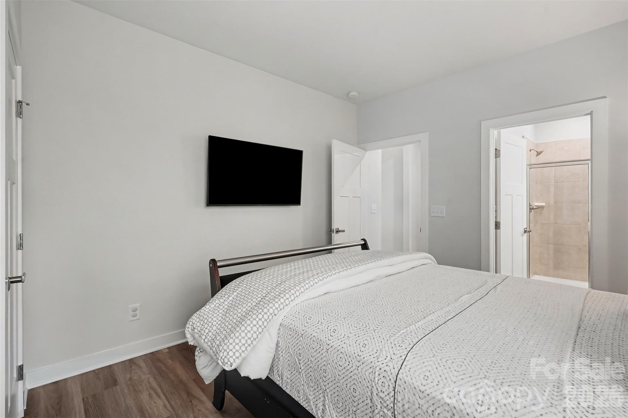 8504 Everwood Avenue Property Photo 16
