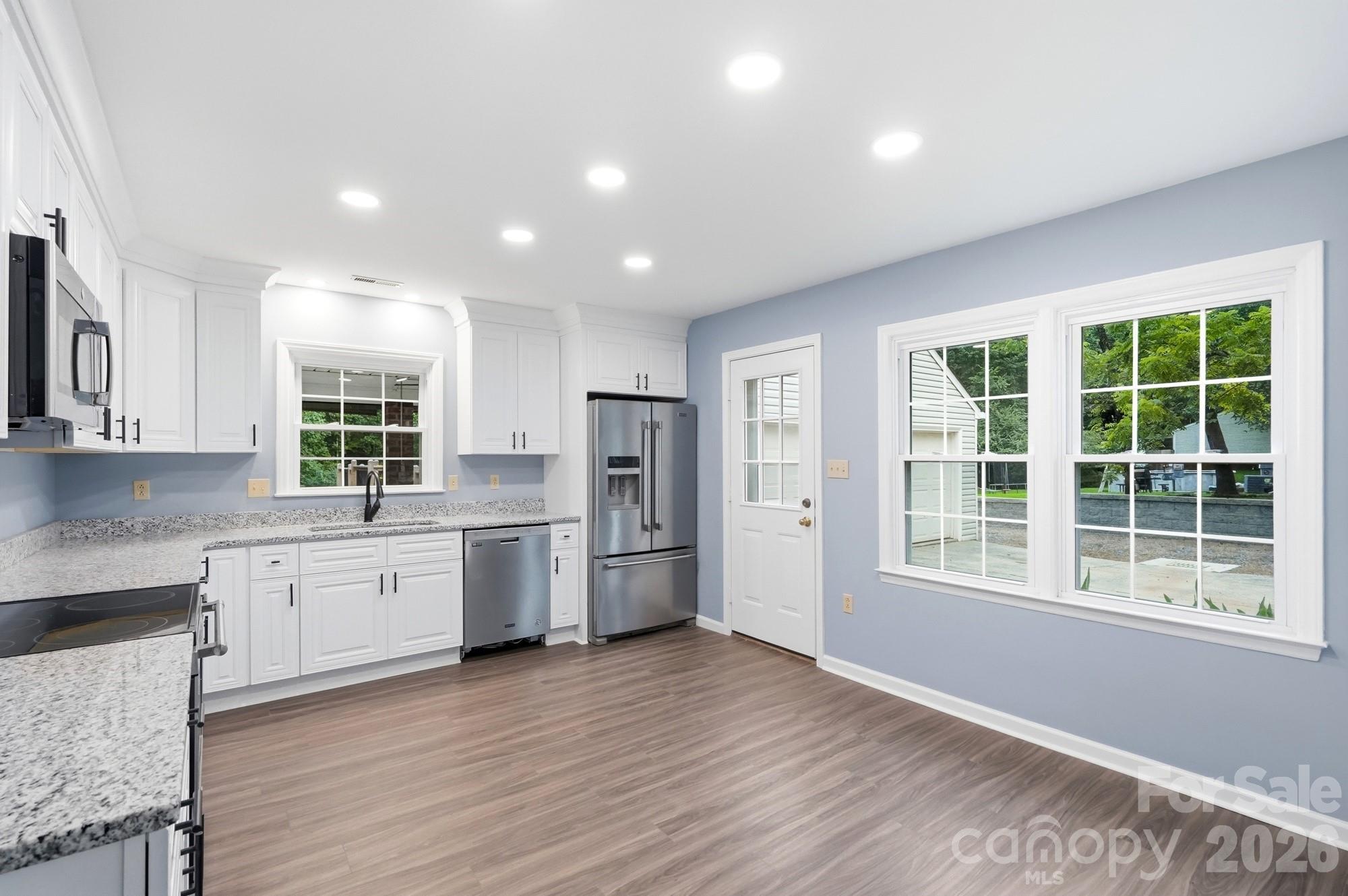 10211 Meadow Hollow Drive Property Photo 7