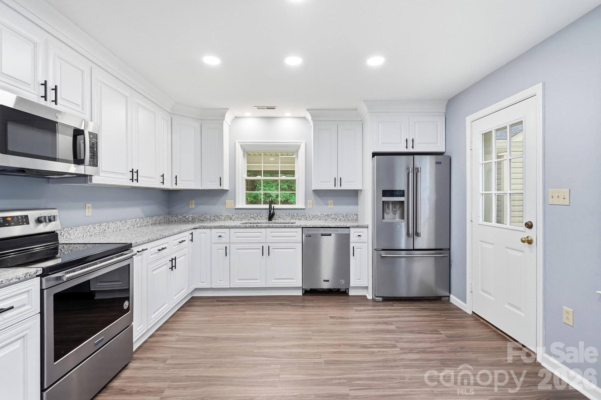 10211 Meadow Hollow Drive Property Photo 8