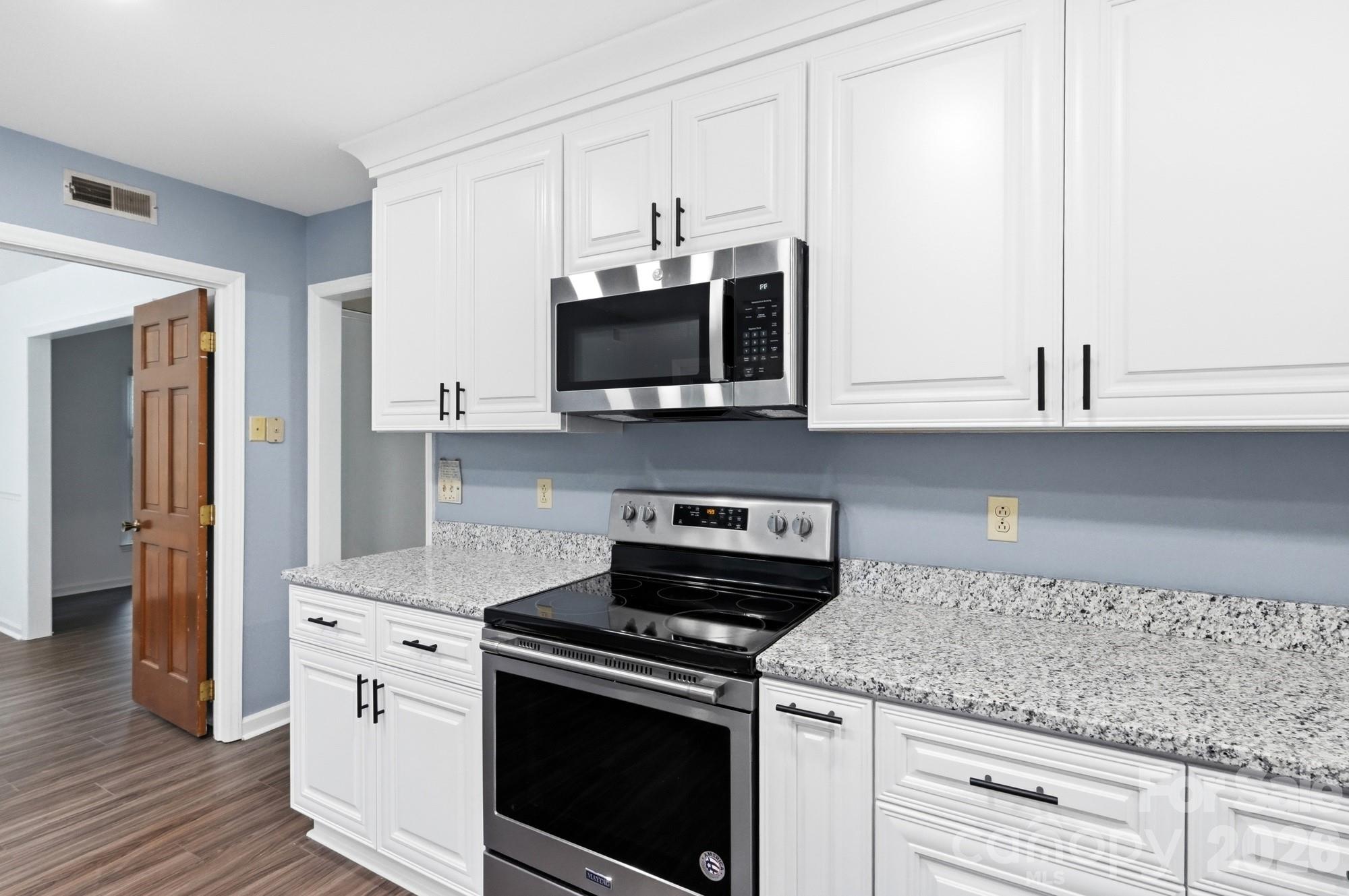 10211 Meadow Hollow Drive Property Photo 11