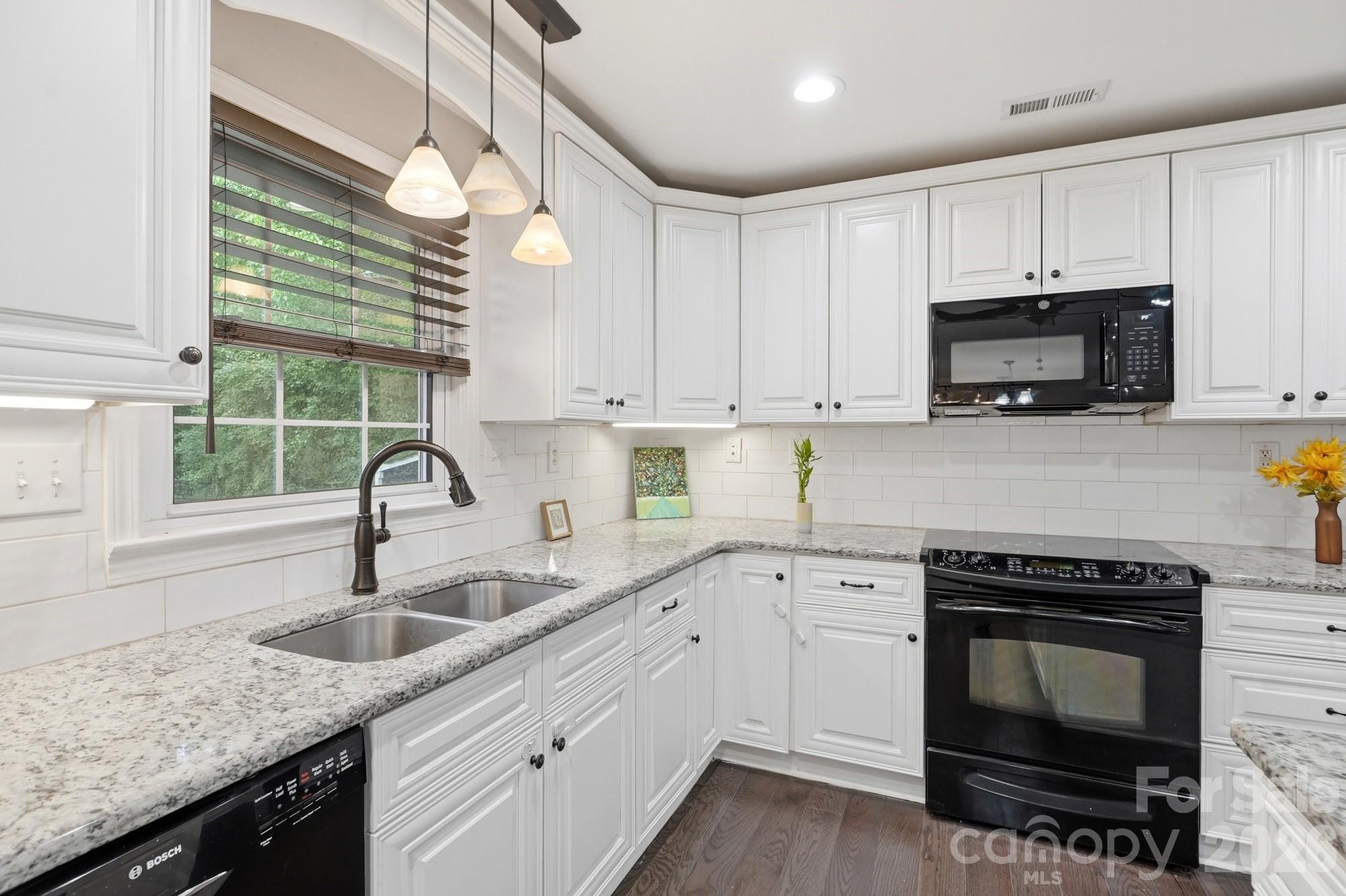 6081 Cambridge Drive Property Photo 12