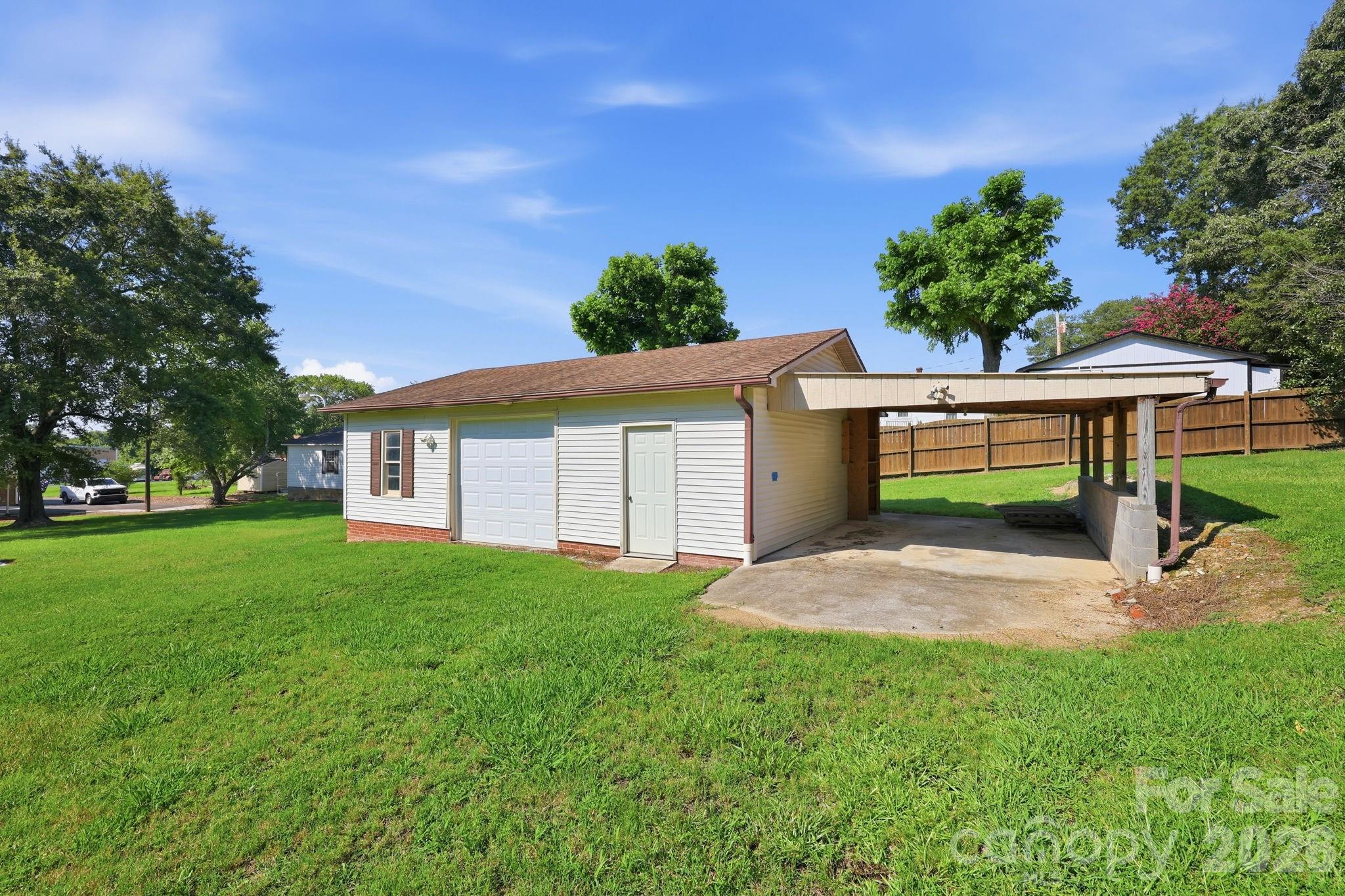 558 Snuggs Street Property Photo 4