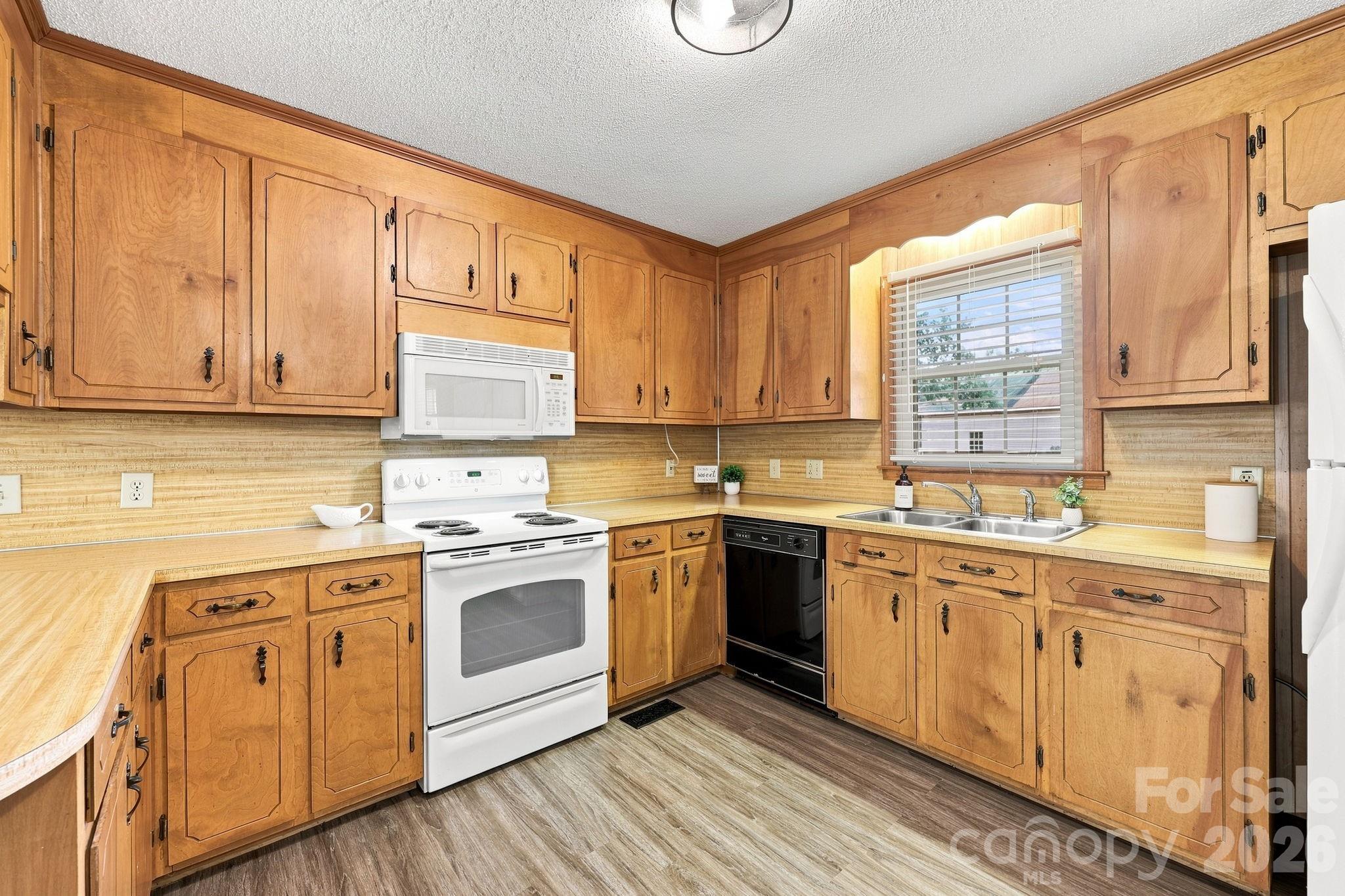 558 Snuggs Street Property Photo 20