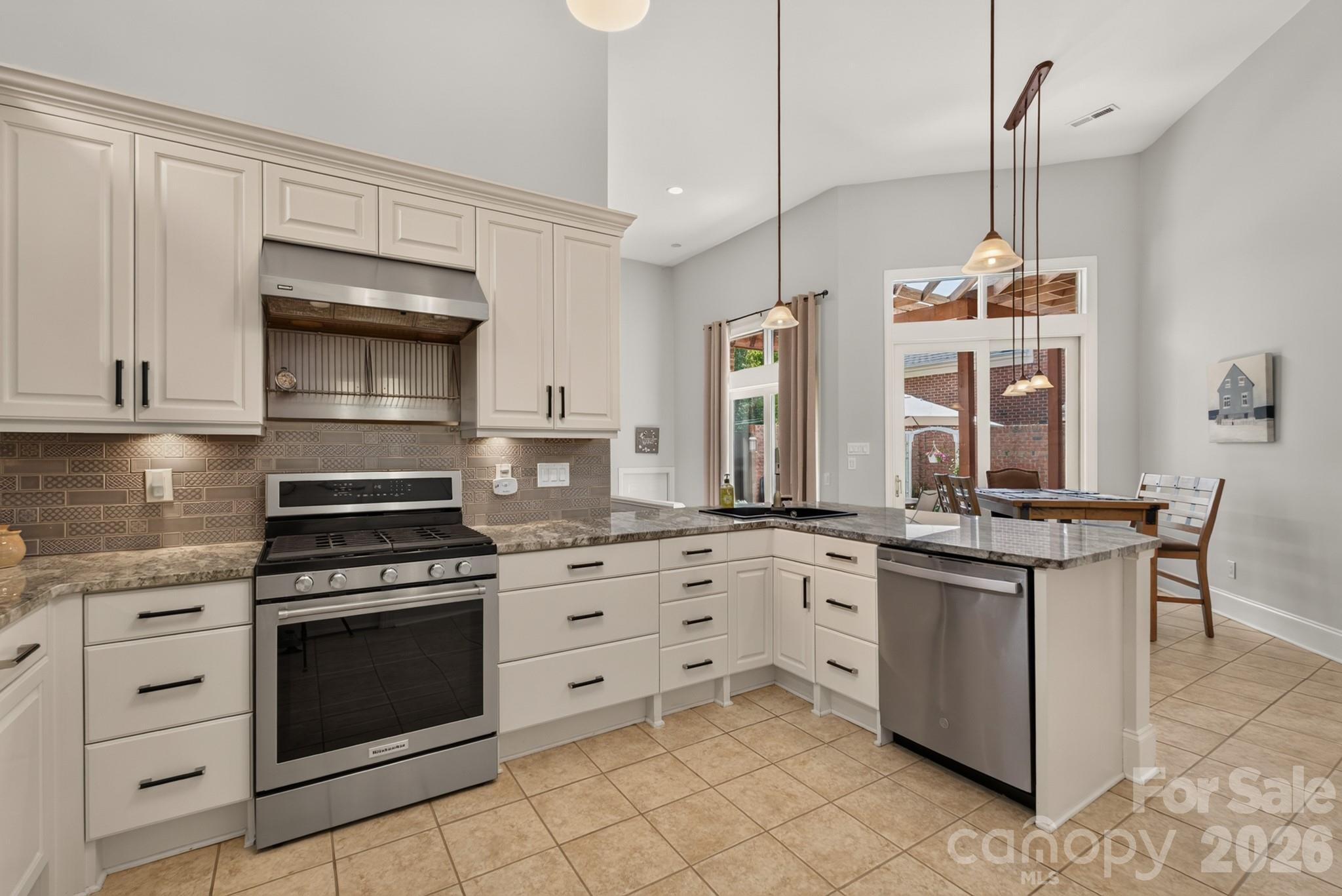 978 Blakeley Walk Property Photo 18