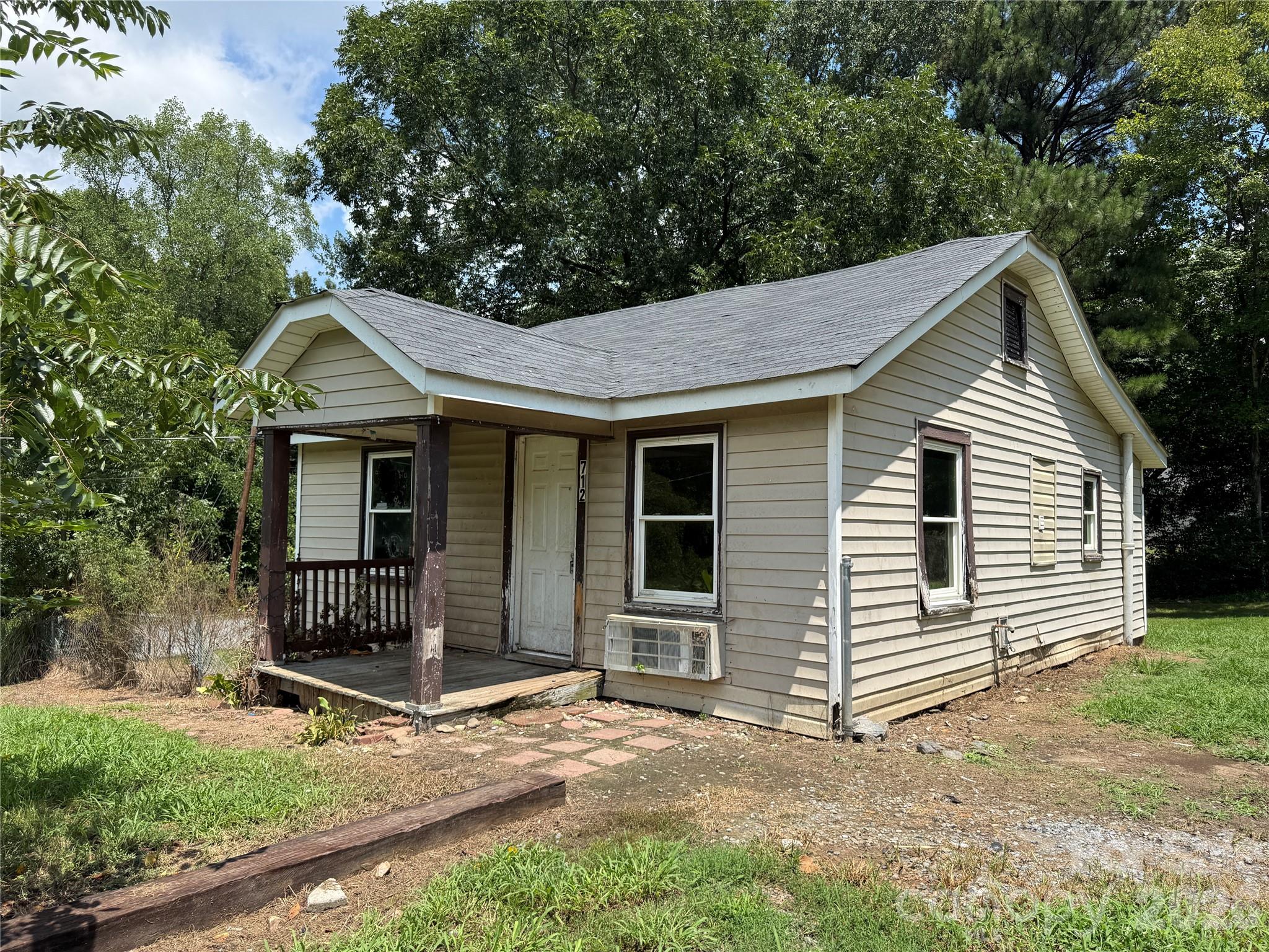 712 N Myrtle Street Property Photo 1