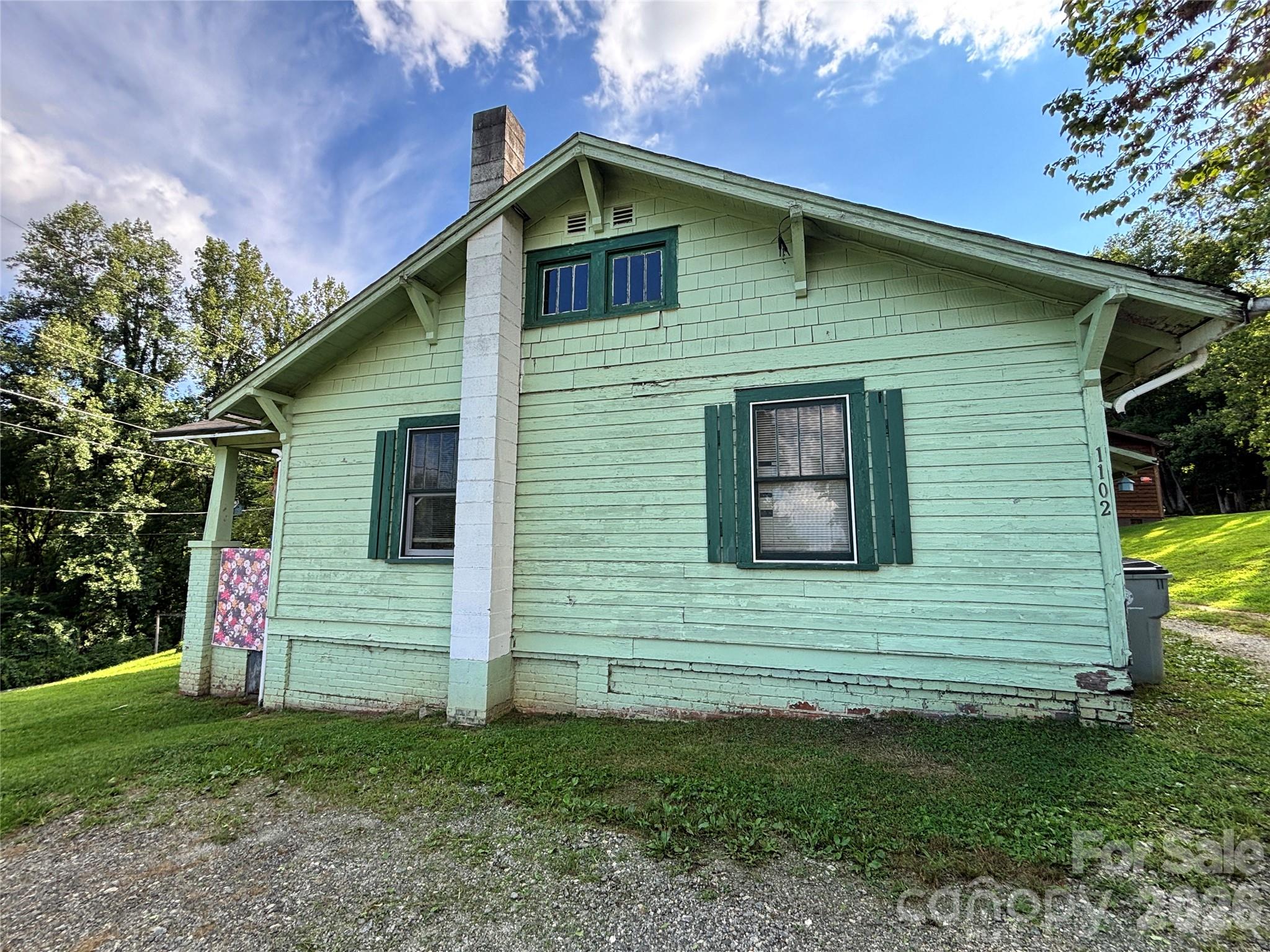 1102 Regal Place Property Photo 2