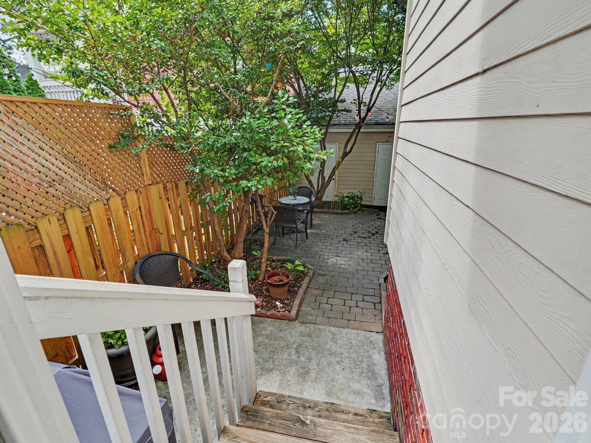 1016 W 1st Street Property Photo 28