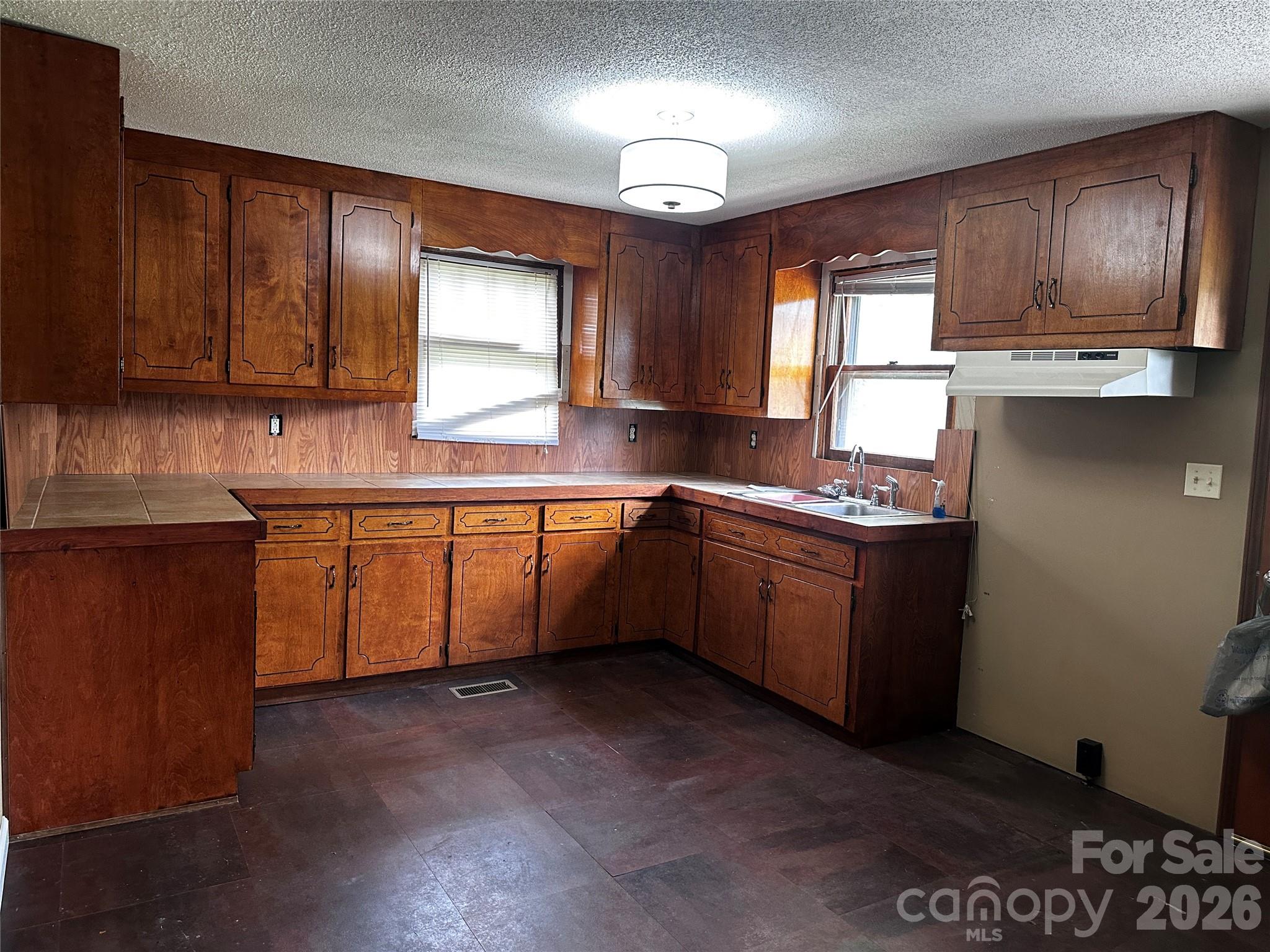 2202 Brookview Avenue Property Photo 2