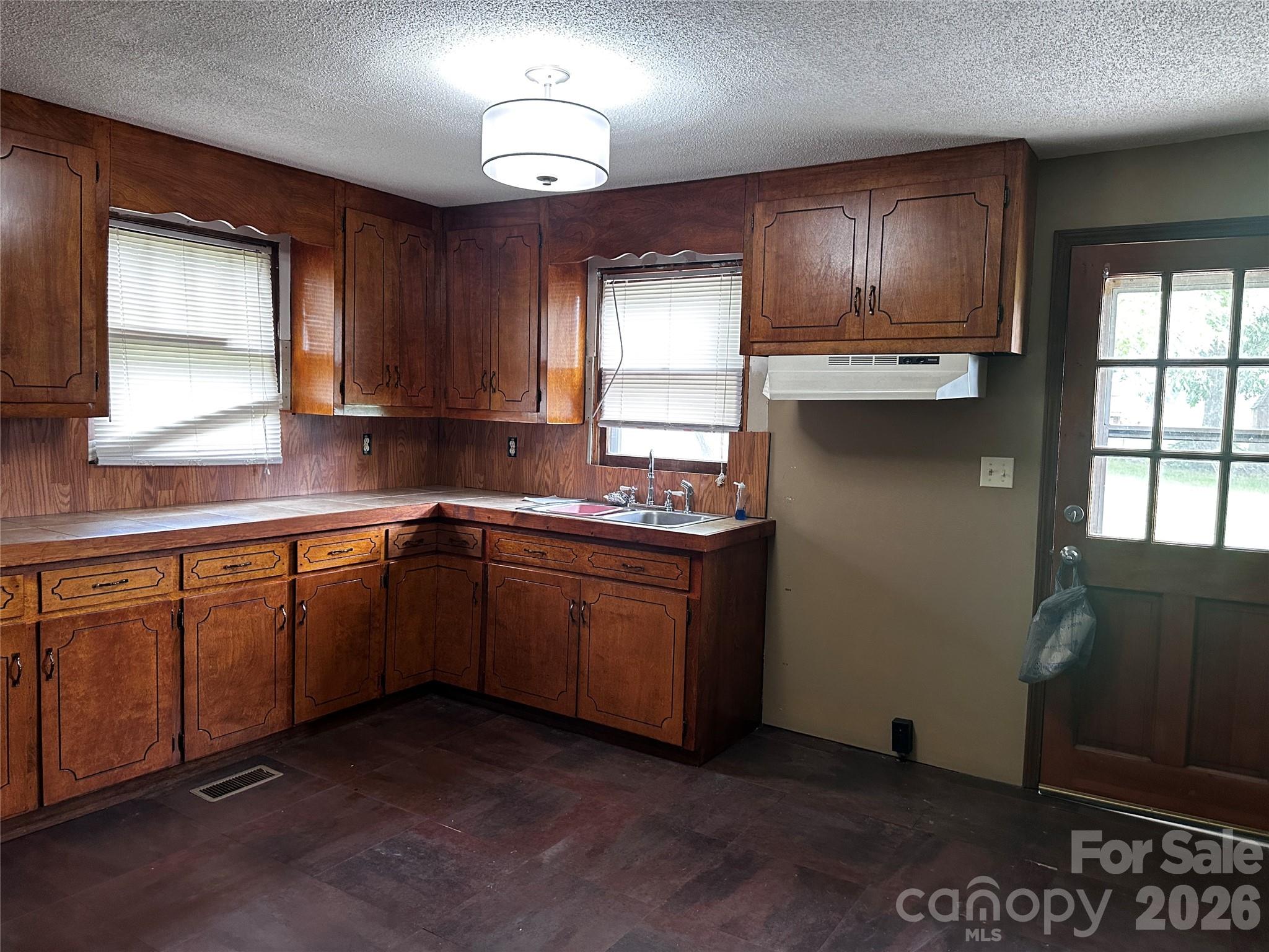 2202 Brookview Avenue Property Photo 3
