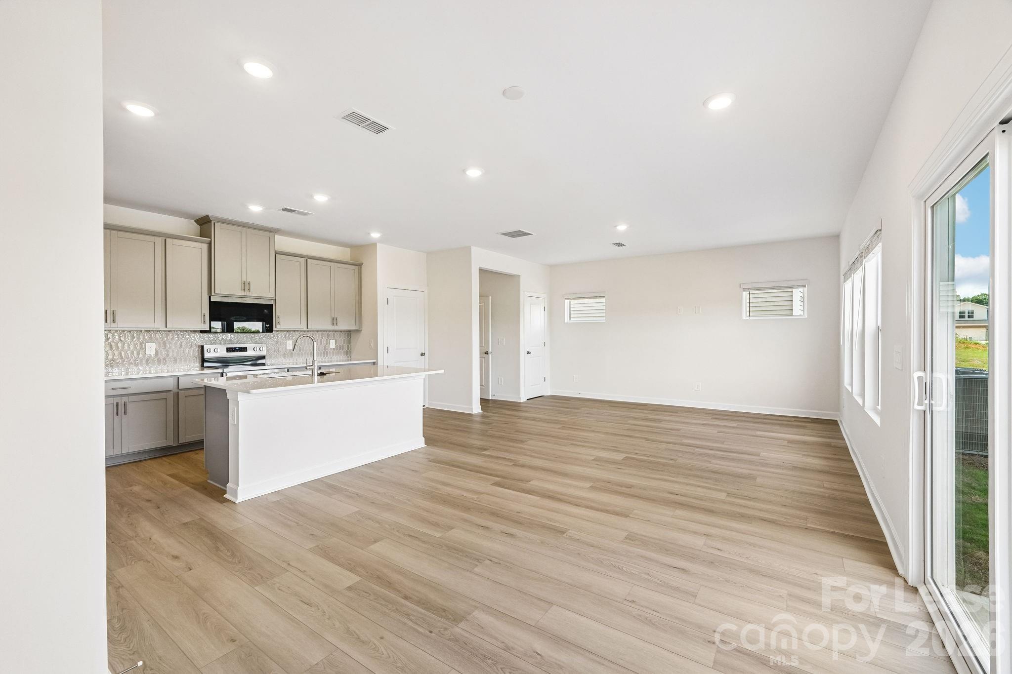1852 Wrenley Drive Property Photo 14
