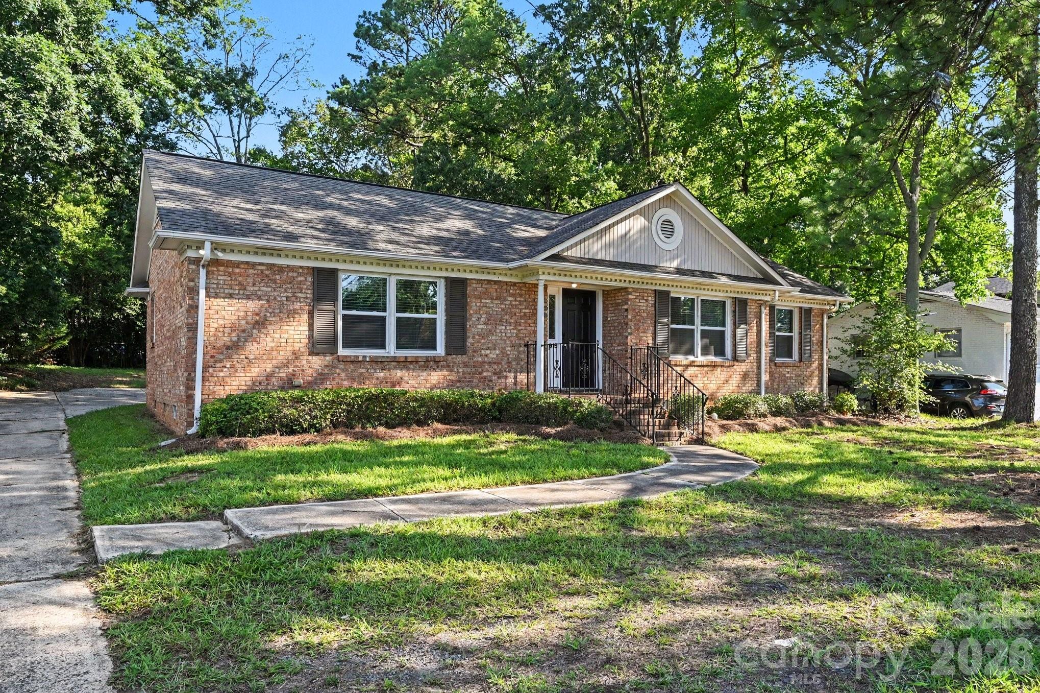 6915 Idlewild Road Property Photo 1
