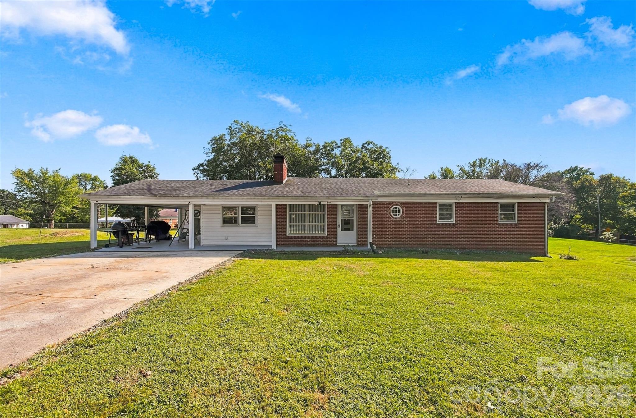 605 Lincoln Lane Property Photo 1