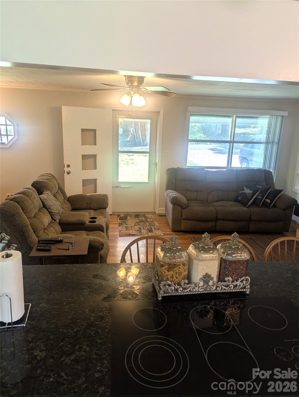 605 Lincoln Lane Property Photo 7