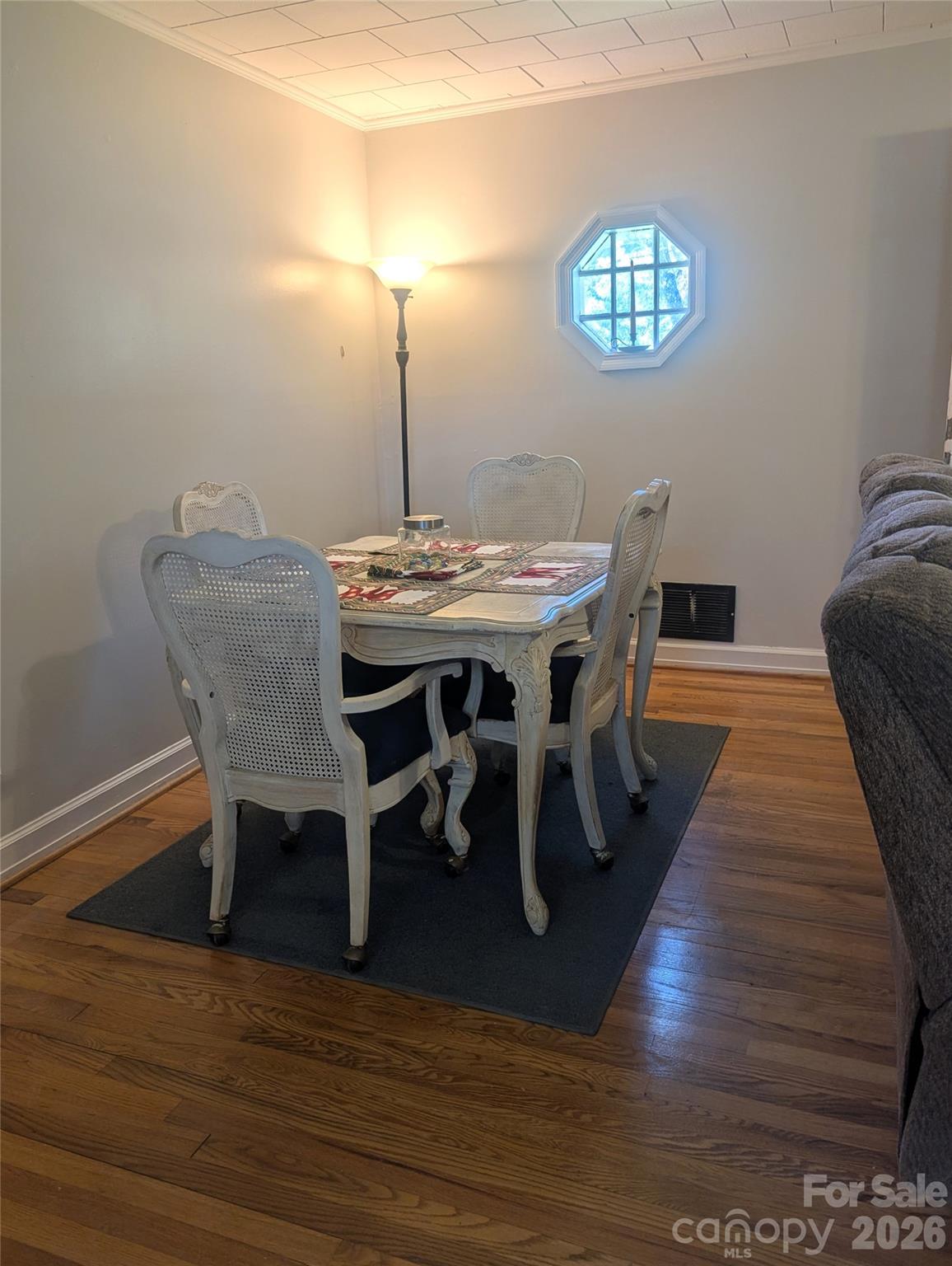 605 Lincoln Lane Property Photo 10