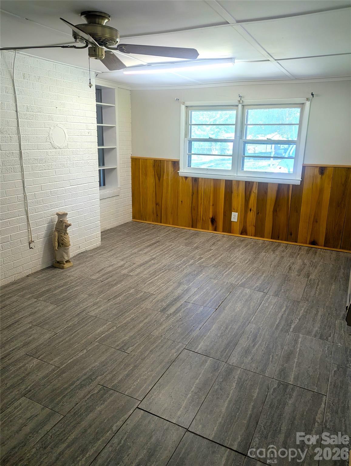 605 Lincoln Lane Property Photo 12