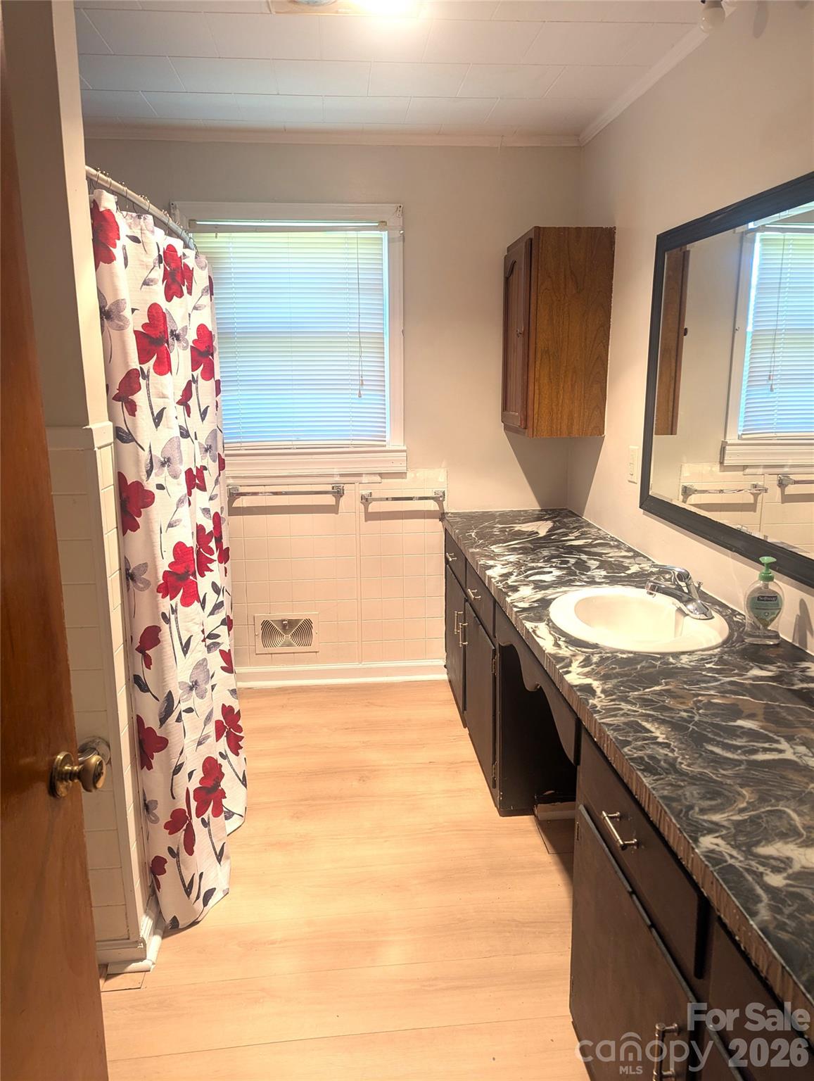 605 Lincoln Lane Property Photo 17