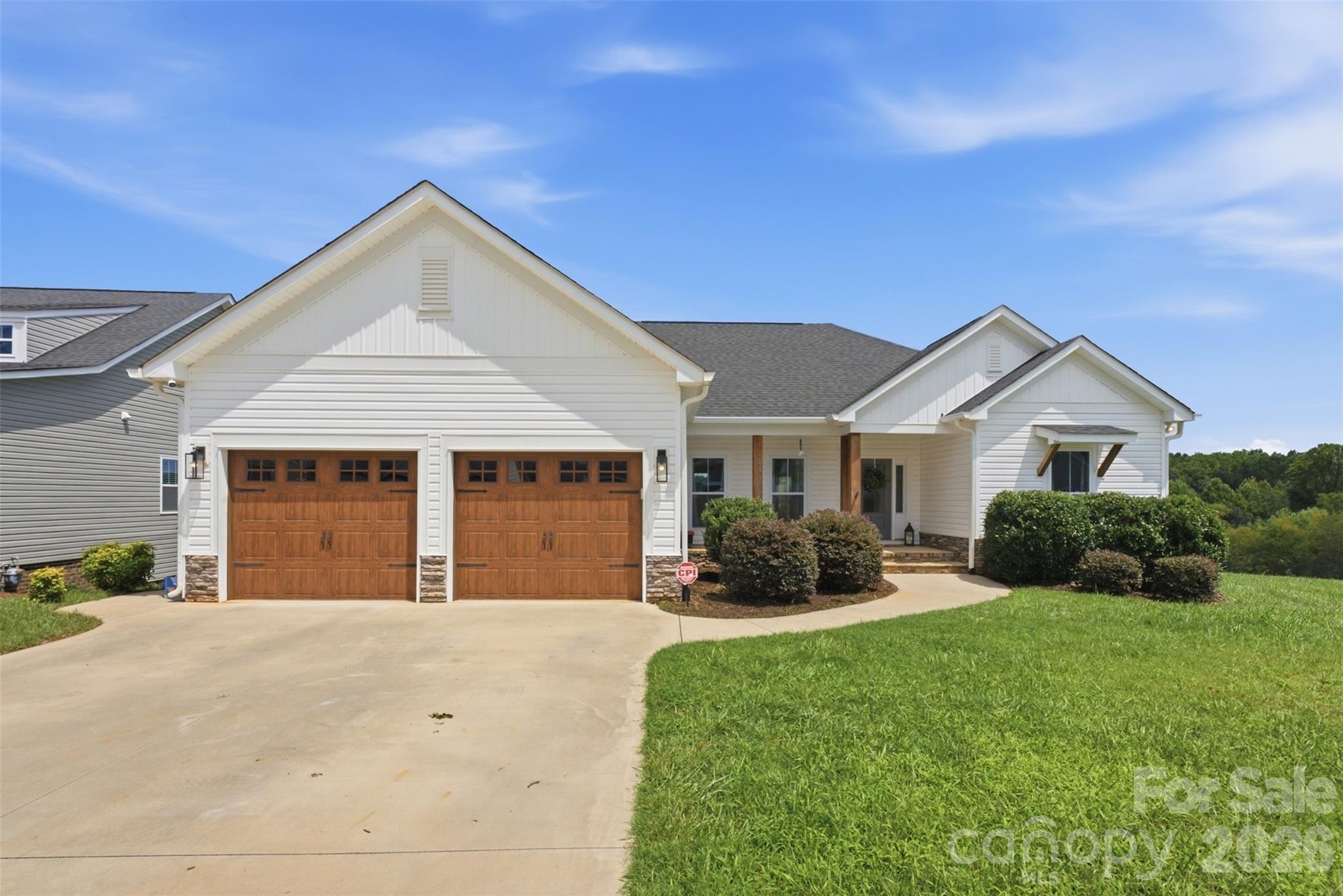 233 Pinnacle Crossing Property Photo 1