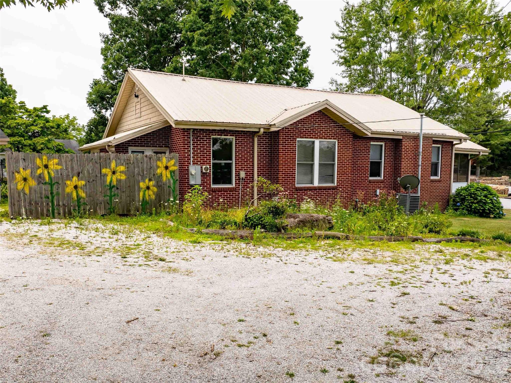 103 E King Street Property Photo 7