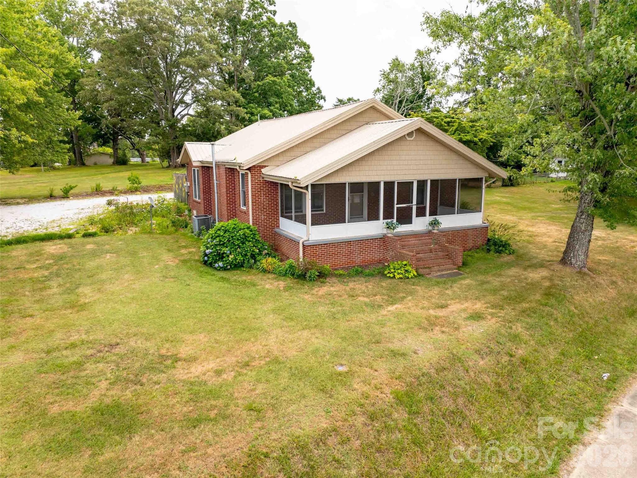 103 E King Street Property Photo 8