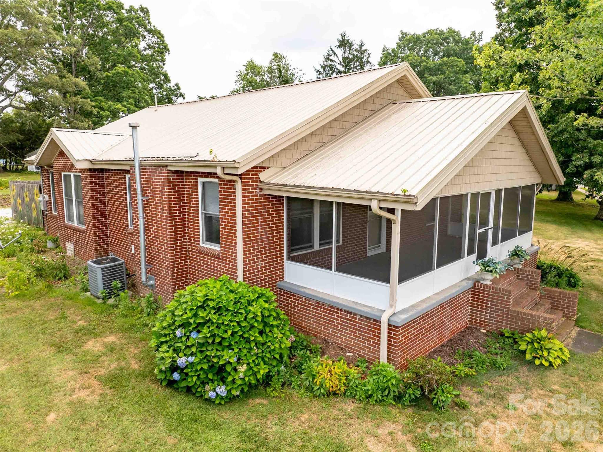 103 E King Street Property Photo 10